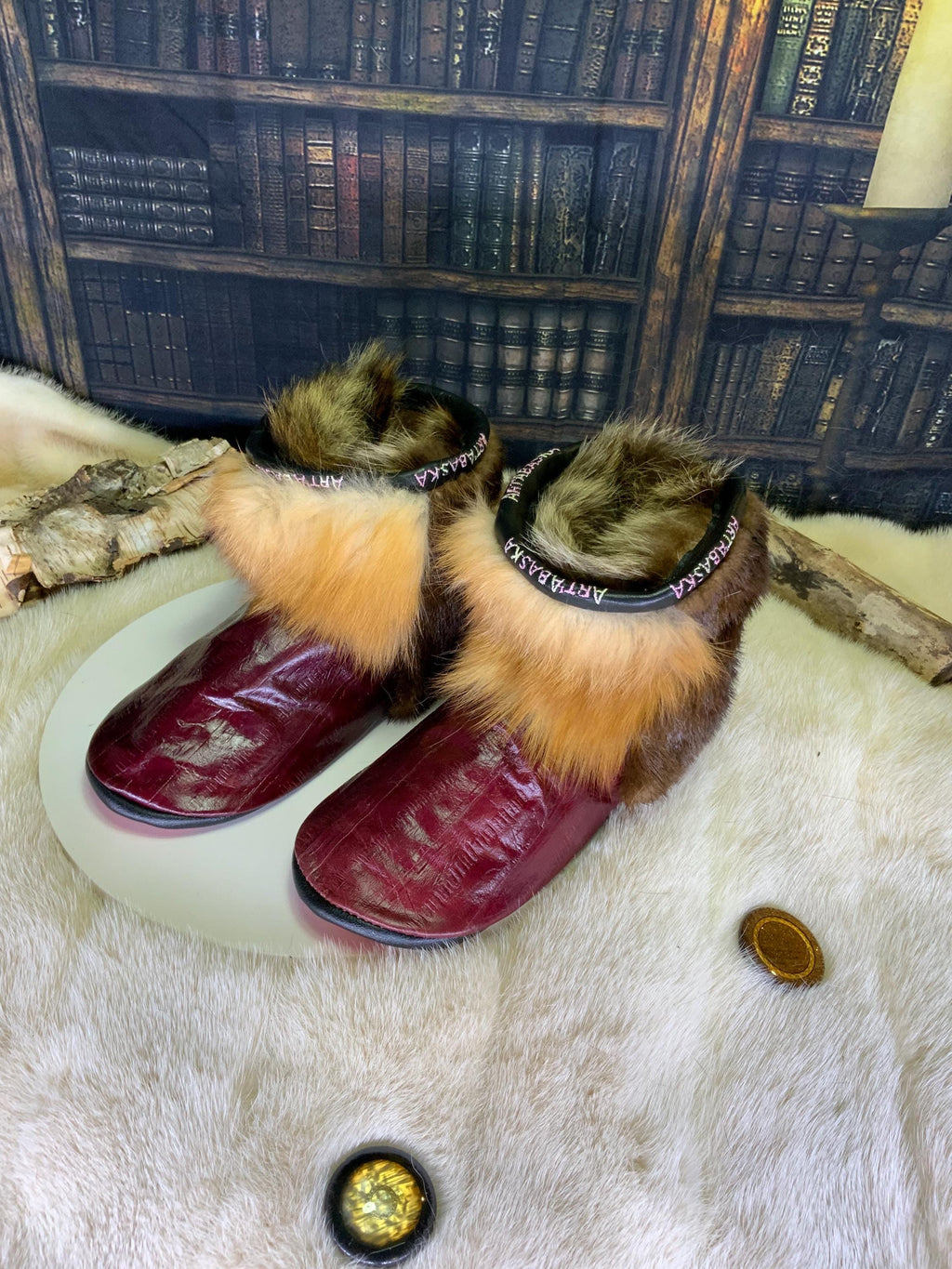 Mocassins d’intérieur Berthe pour femme 8 en cuir italien bourgogne style anguille et fourrures recyclées – faits à la main au Québec, chauds, respirants, confort de luxe, pièce unique Art’Abaska 💕