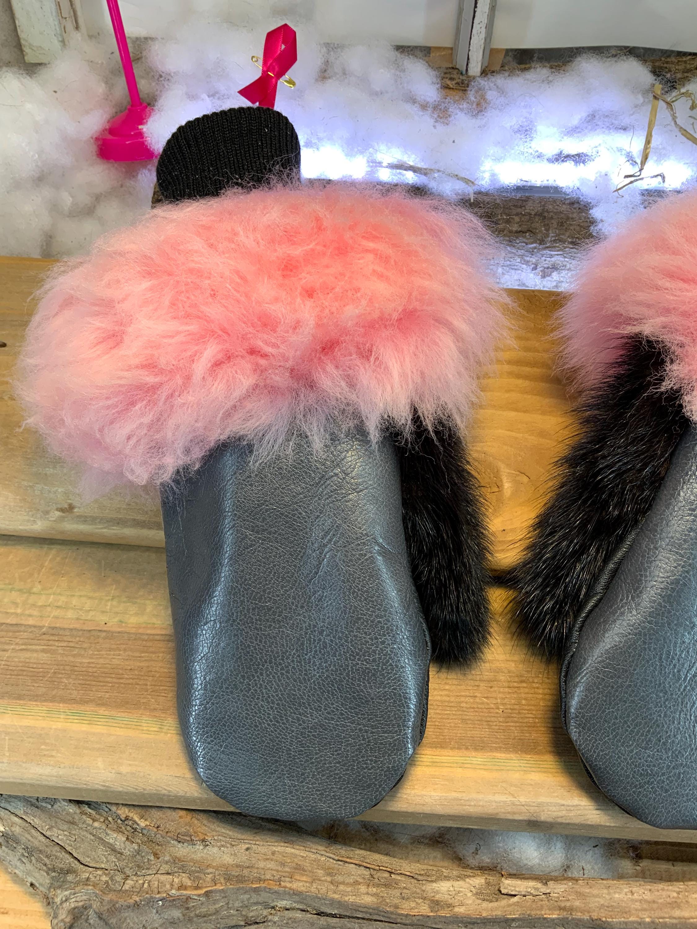 Mitaines de ville Viviane, Medium en cuir italien recyclé et fourrure recyclée rose, vison cousu en stris, pièce unique faite main au Québec
