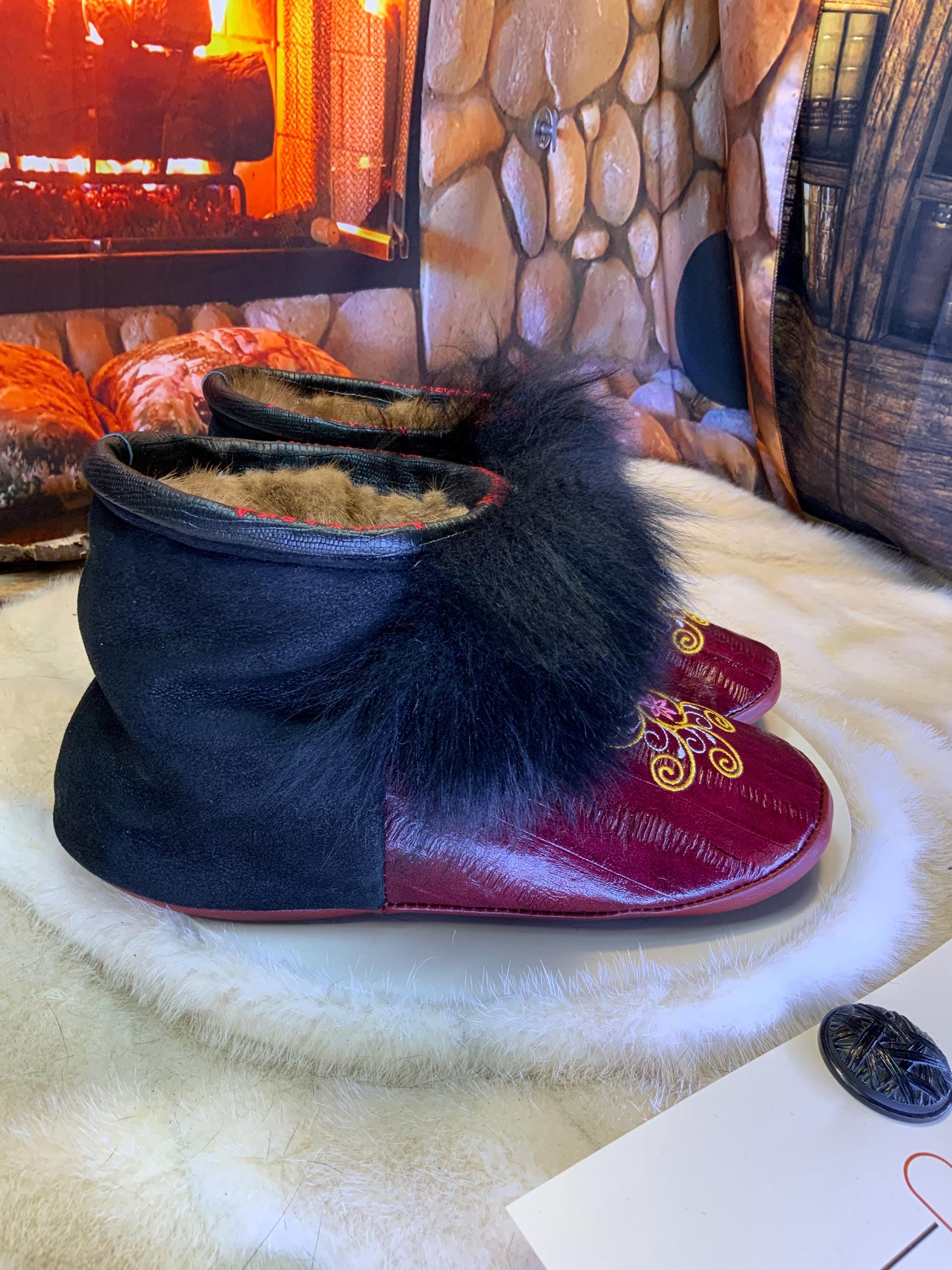 Mocassins d’intérieur Les Violette – 10 femme – cuir anguille bourgogne brodé mandala & mouton pleine longueur recyclés Québec