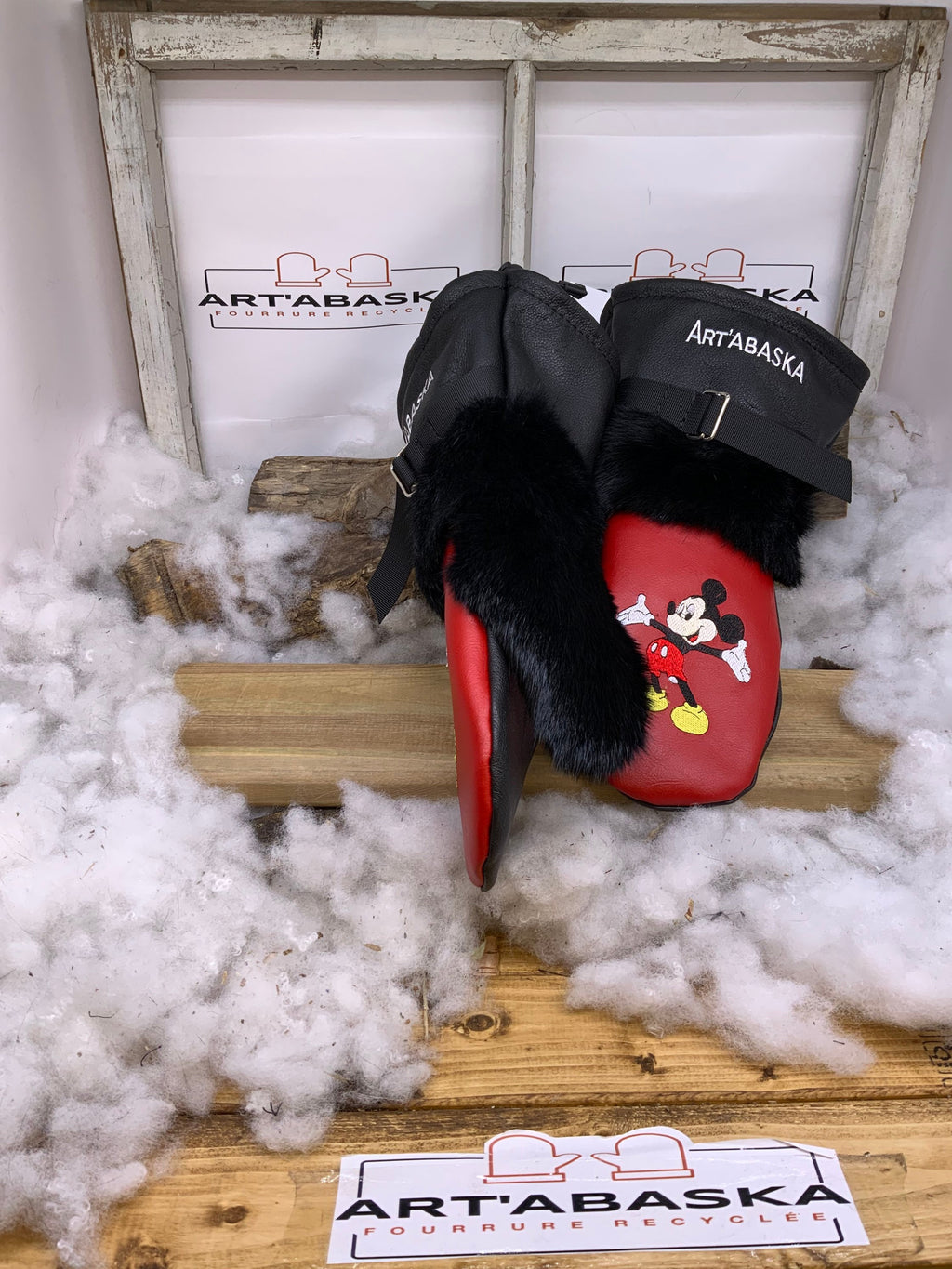 Mitaines Les Camille Édition Spéciale Mickey – Fourrure recyclée, cuir noir, broderies originales – Fait à la main Québec