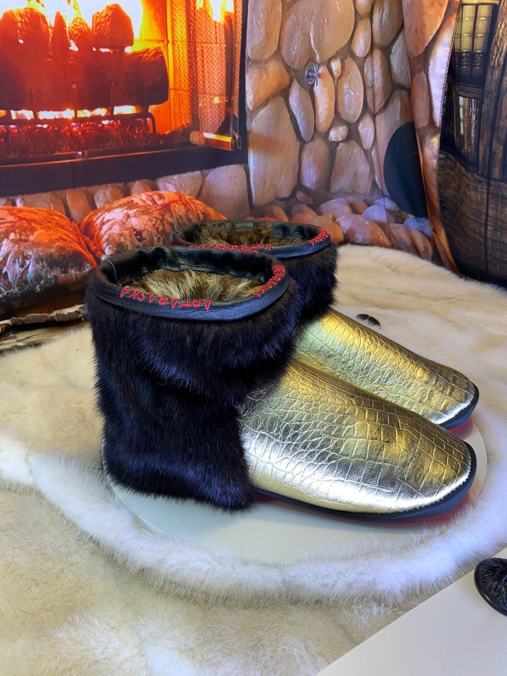 Mocassins d’intérieur Yvette 8 femme en cuir italien or imprimé crocodile et vison brun recyclé – faits à la main au Québec, respirants, confort de luxe, pièce unique ArtAbaska 💛✨