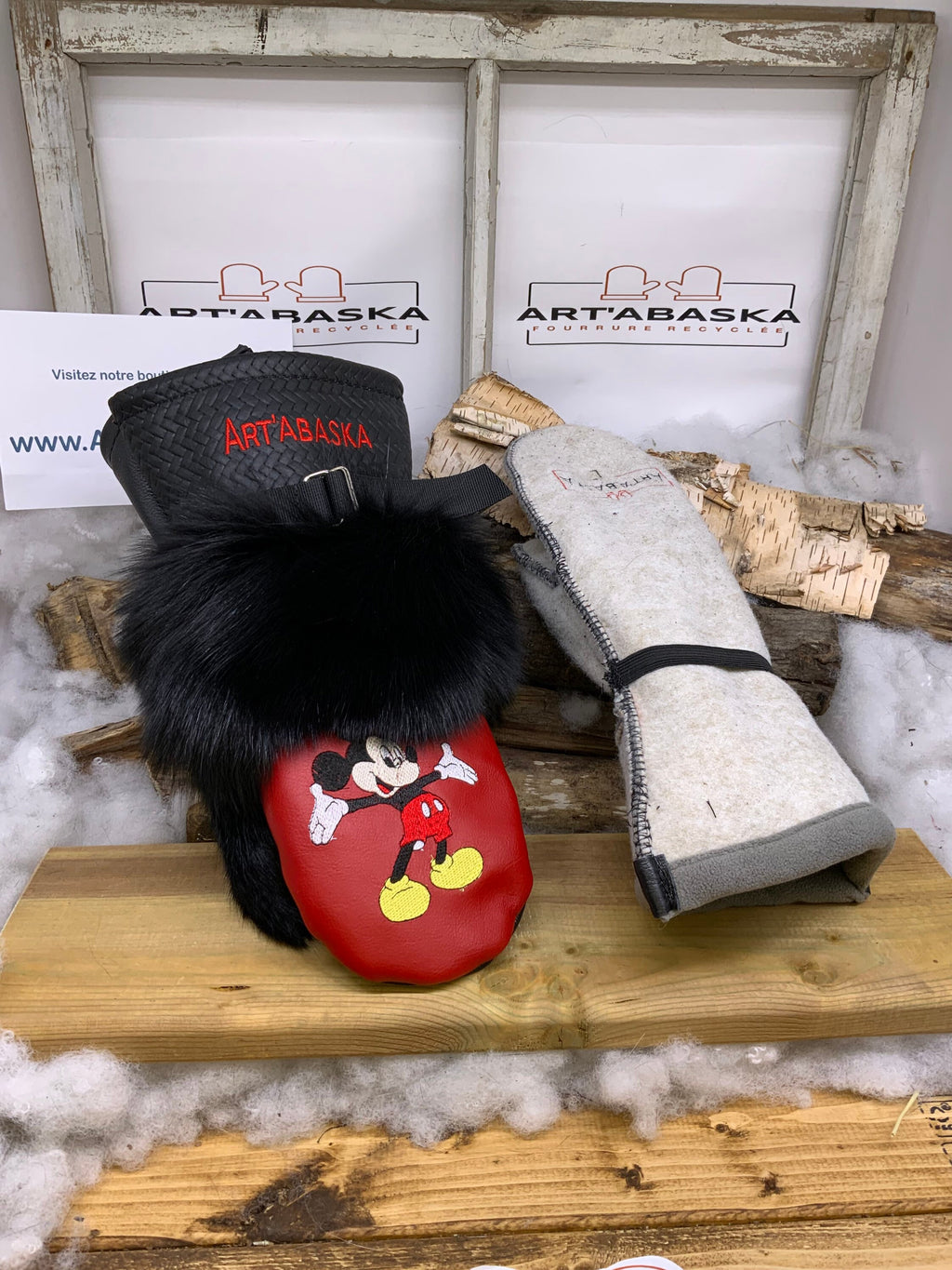 Mitaines Marcelle Large édition spéciale Mickey cuir rouge noir broderie ArtAbaska fourrure recyclée fait à la main Québec