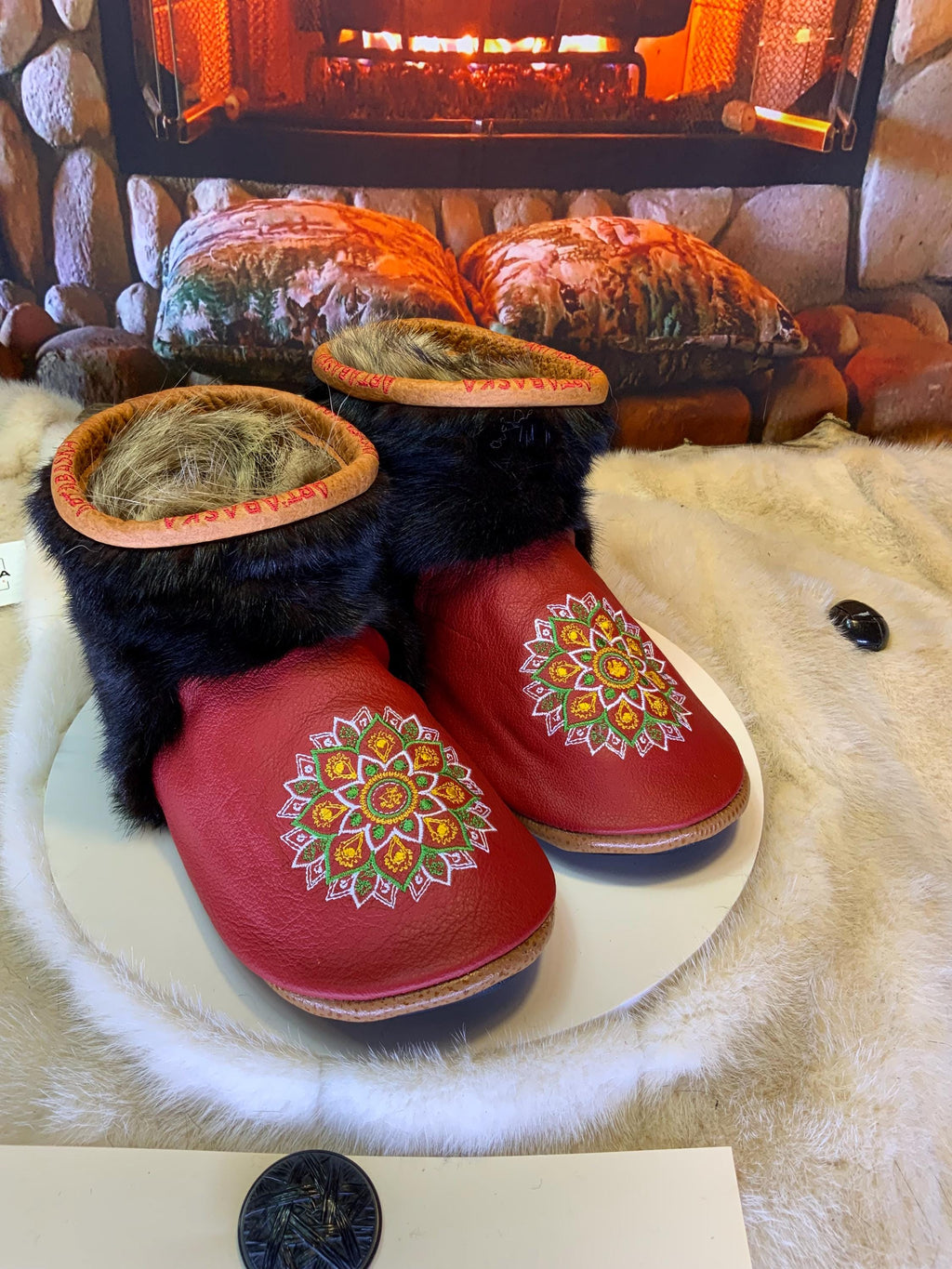 Mocassins d’intérieur Les Maryse – 9 femme – cuir rouge mandala brodé & vison recyclé, pièce unique artisanale du Québec
