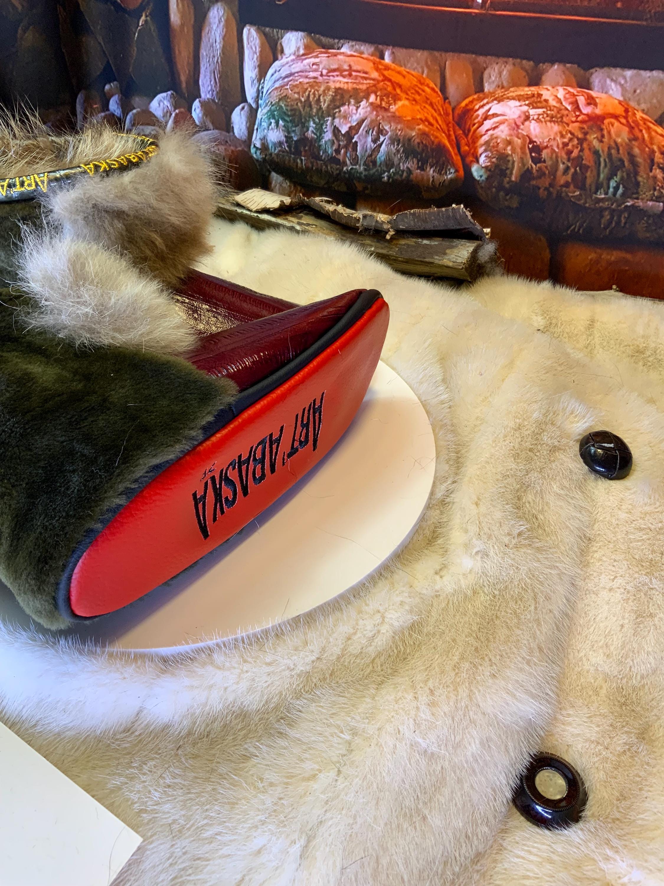 Mocassins d’intérieur Carmen – 7 femme – cuir d’anguille bourgogne & fourrures recyclées, contraste unique rouge et vert du Québec ✨❤️💚