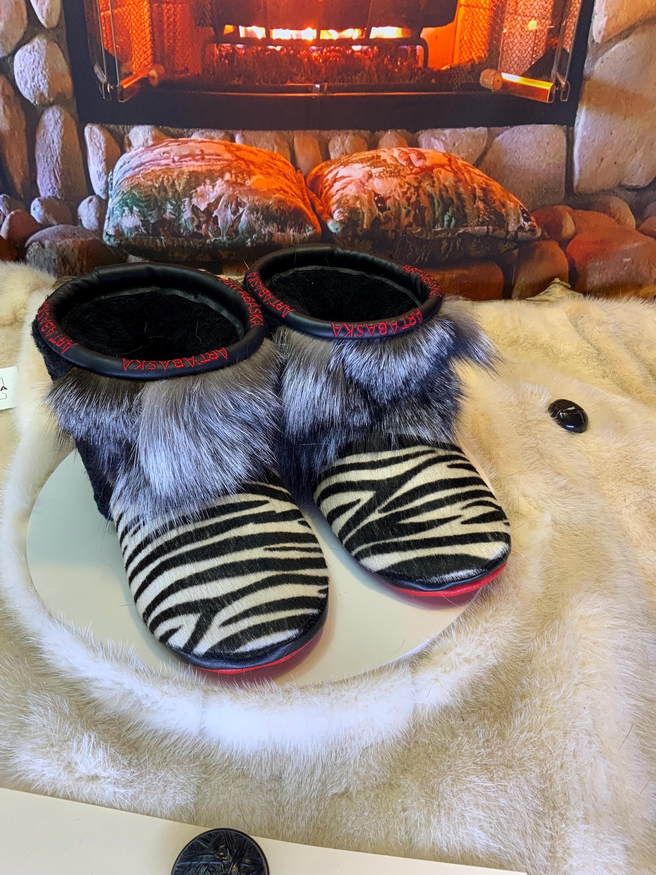 Mocassins d’intérieur Huguette – 6 femme – peau de vache recyclée imprimée zèbre, semelle rouge éclatante ✨🖤🤍❤️