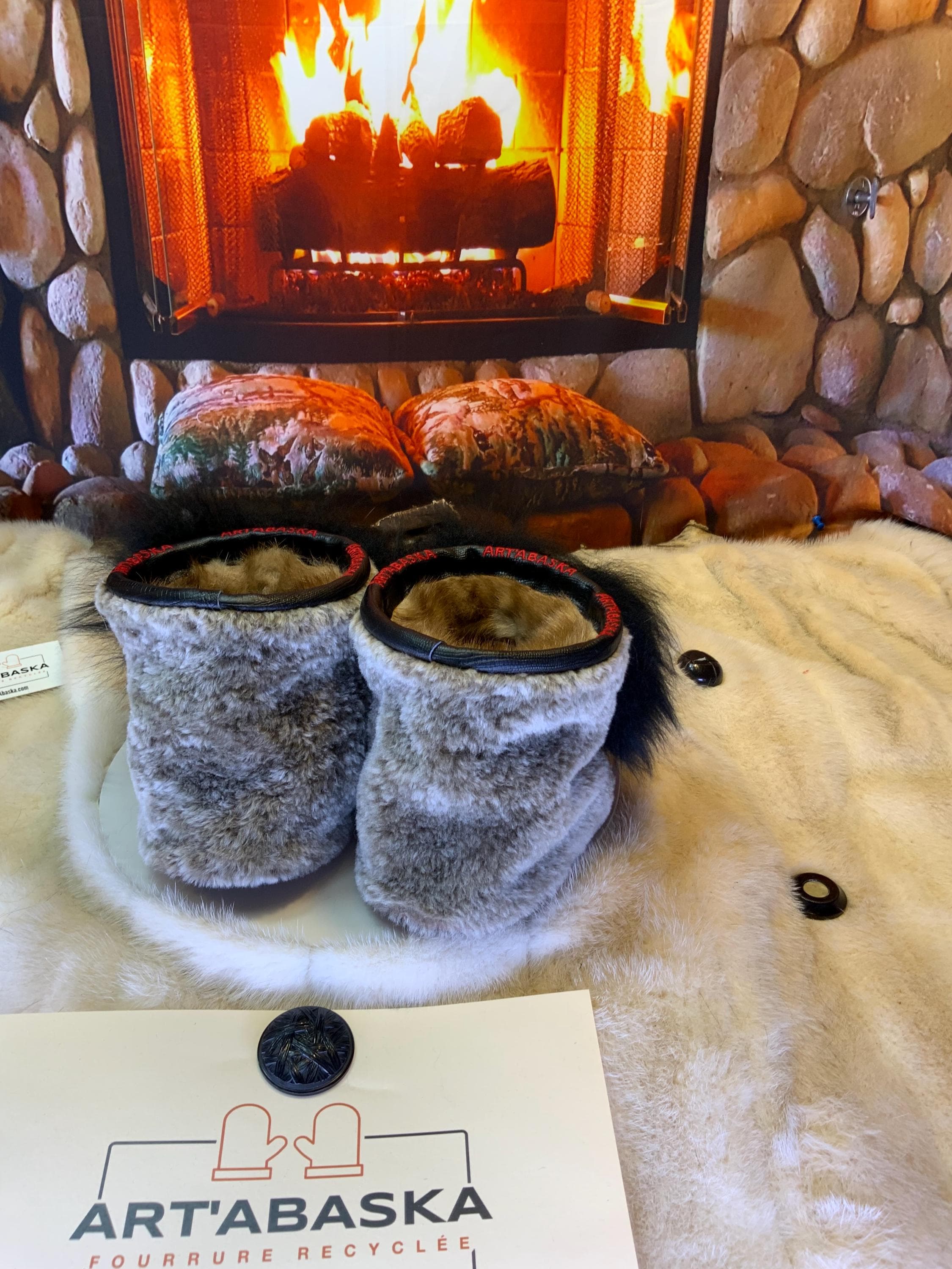 Mocassins d’intérieur Les Pierrettes – 10 femme – cuir d’anguille bourgogne brodé mandala & mouton recyclé – Québec artisanal