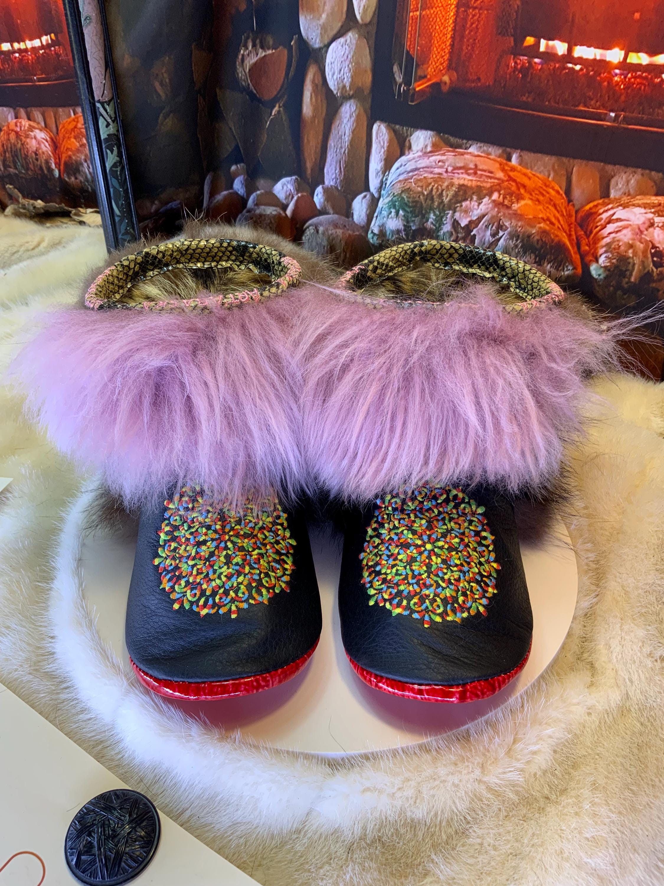 Mocassins d’intérieur Lynda – 8 femme – cuir italien noir brodé mandala multicolore, fourrures recyclées & semelle rouge, faits à la main au Québec ✨🌈❤️