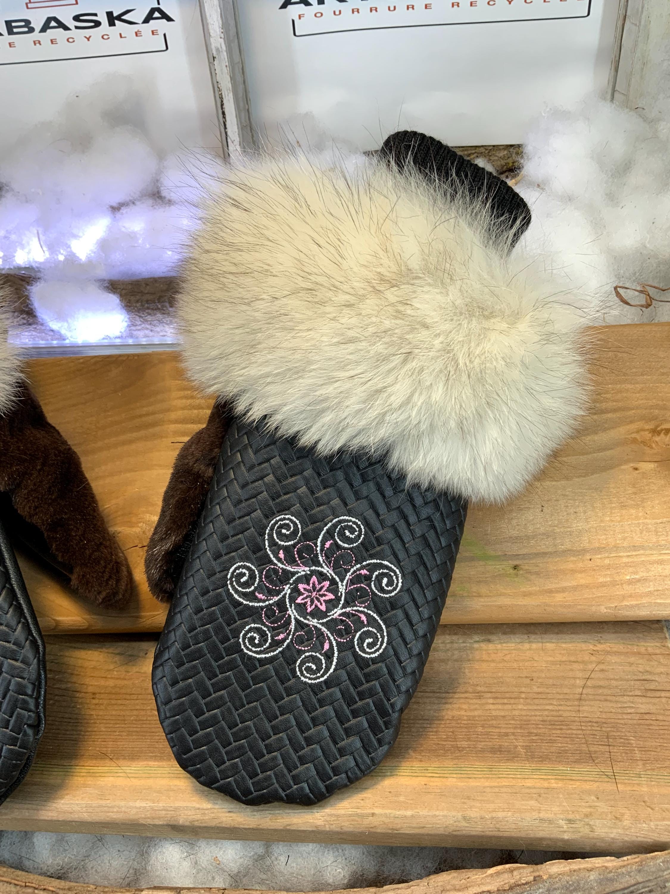 Mitaines de ville Denise, Medium, en cuir italien brodé et fourrure recyclée, pièce unique faite à la main au Québec