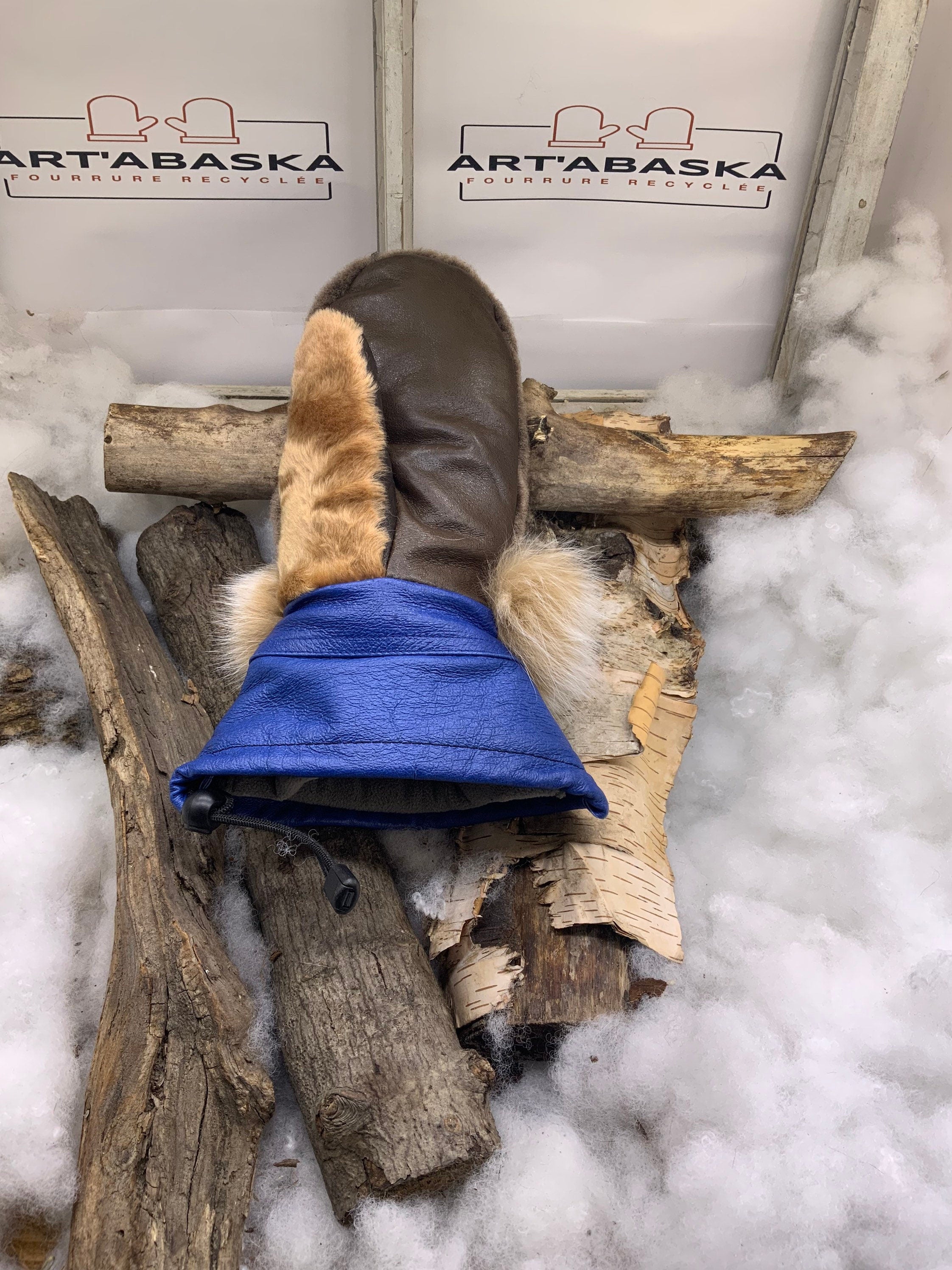Mitaines Délia Small – Édition unique, fourrures recyclées renard, mouton, agneau et cuir bleu/brun avec 2 poches, fait à la main Québec