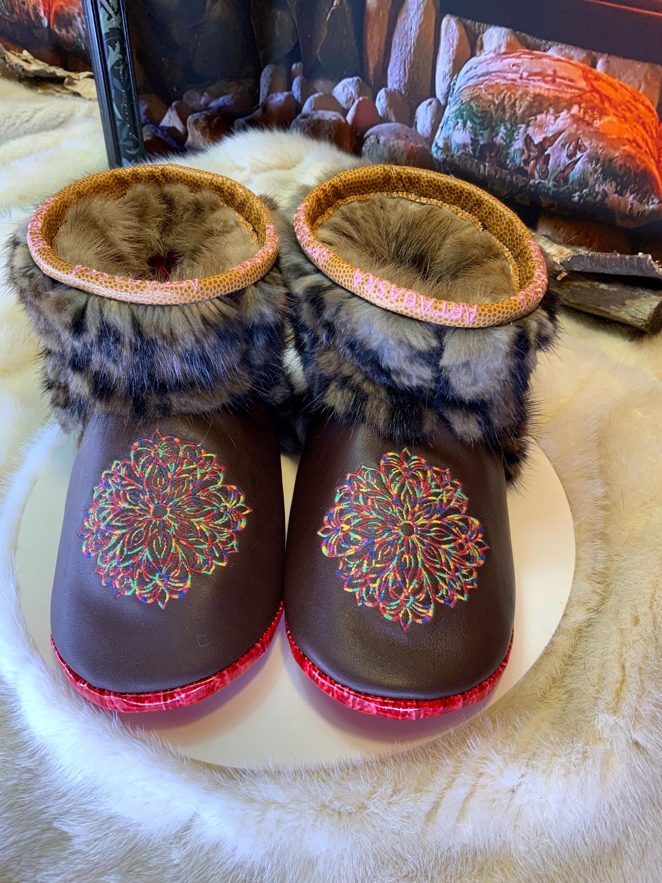 Mocassins d’intérieur Madeleine 10 femme, cuir italien brun chocolat brodé mandala multicolore, faits à la main au Québec ✨🤎