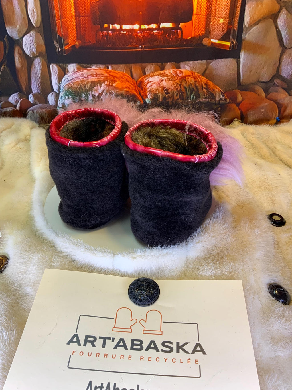 Mocassins d’intérieur Angèle – 7 femme – cuir croco bourgogne brodé mandala orange, fourrure recyclée en mouton & semelle brun chocolat, faits à la main au Québec ✨🧡🤎