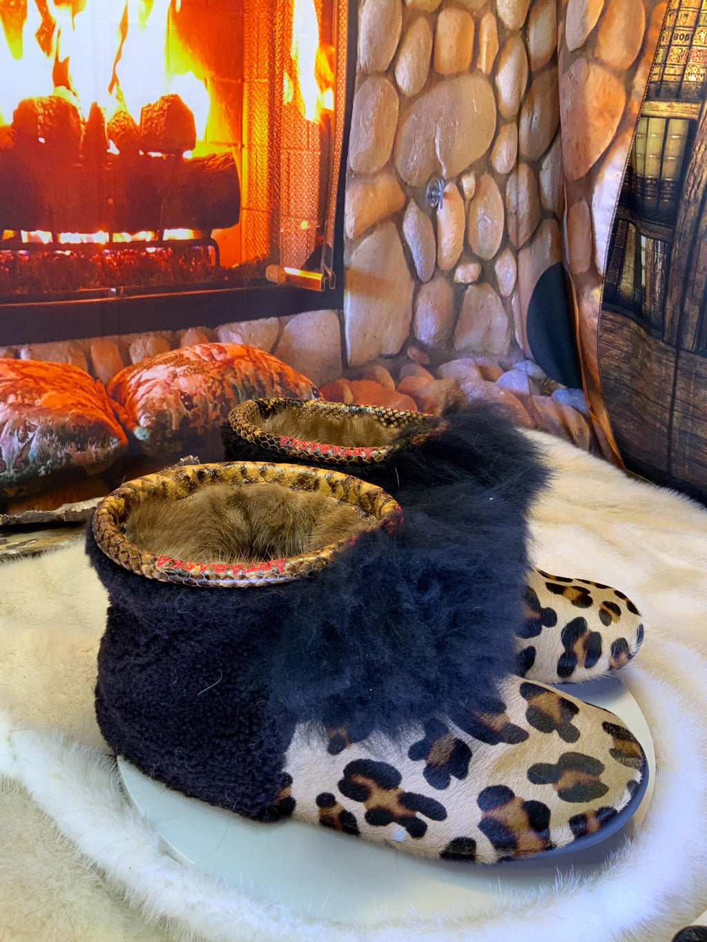 Mocassins d’intérieur Les Monique – 10 femme – peau de vache léopard & mouton recyclé pleine longueur, cuir noir Québec artisanal