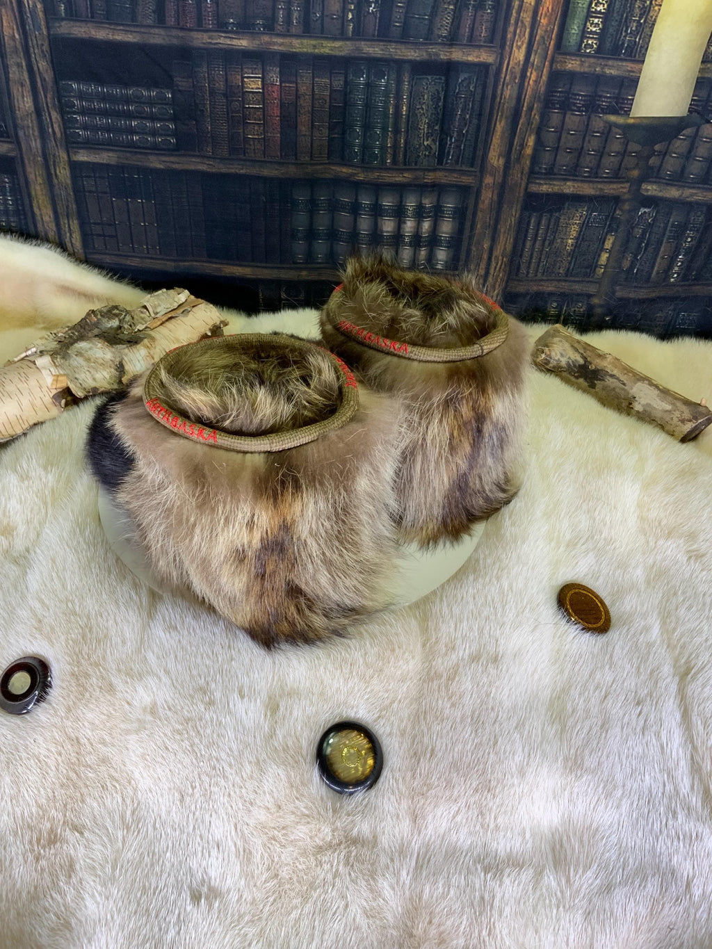 Mocassins d’intérieur Suzanne pour femme 8 en vison brun foncé recyclé, raton naturel recyclé et loutre recyclée – faits à la main au Québec, chauds, respirants, confort de luxe, pièce unique Art’Abaska 💕
