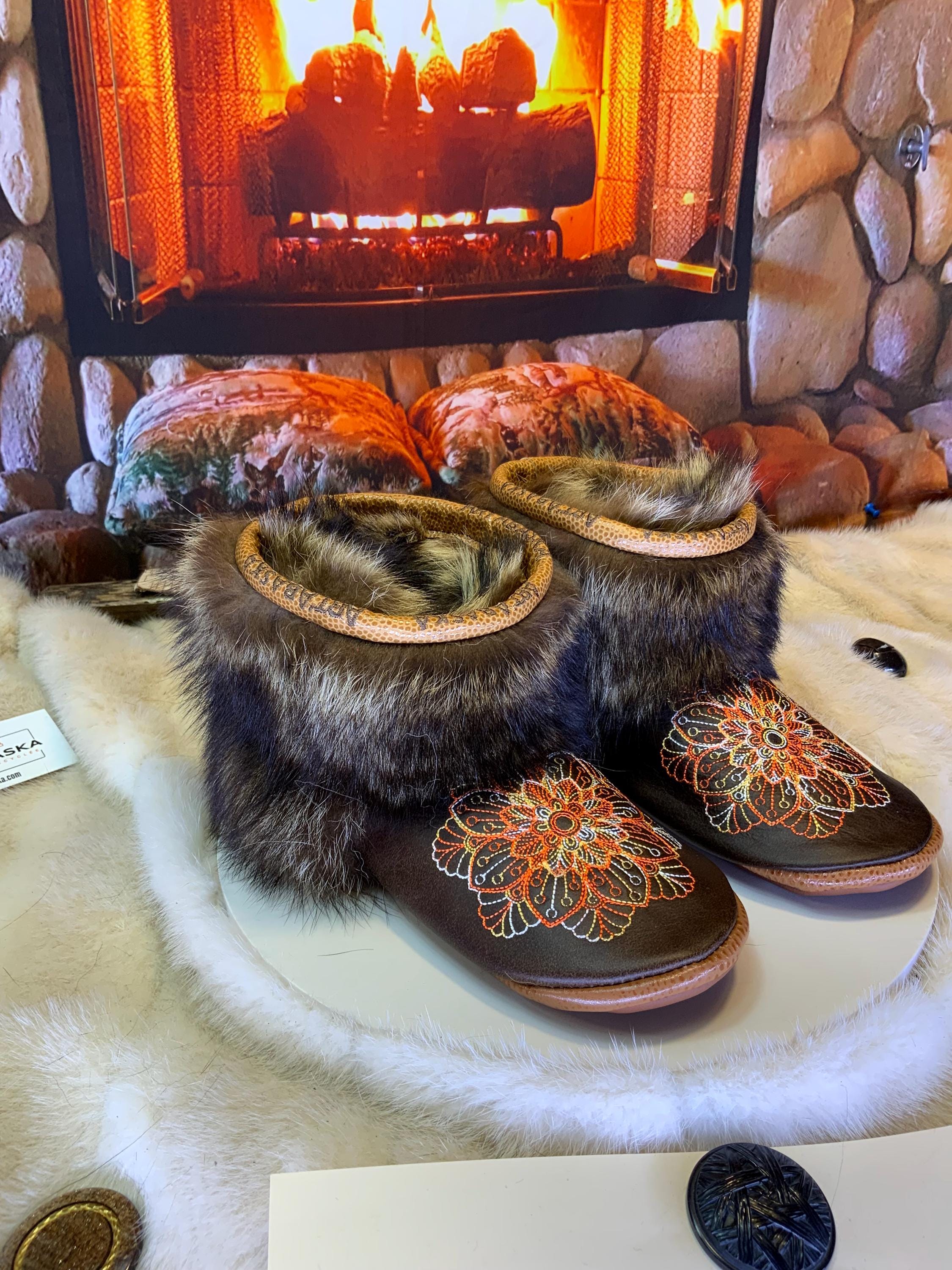 Mocassins d’intérieur Murielle – 6 femme – cuir italien brun chocolat brodé mandala orange, jaune et blanc, semelle brun chocolat au lait ✨🤎