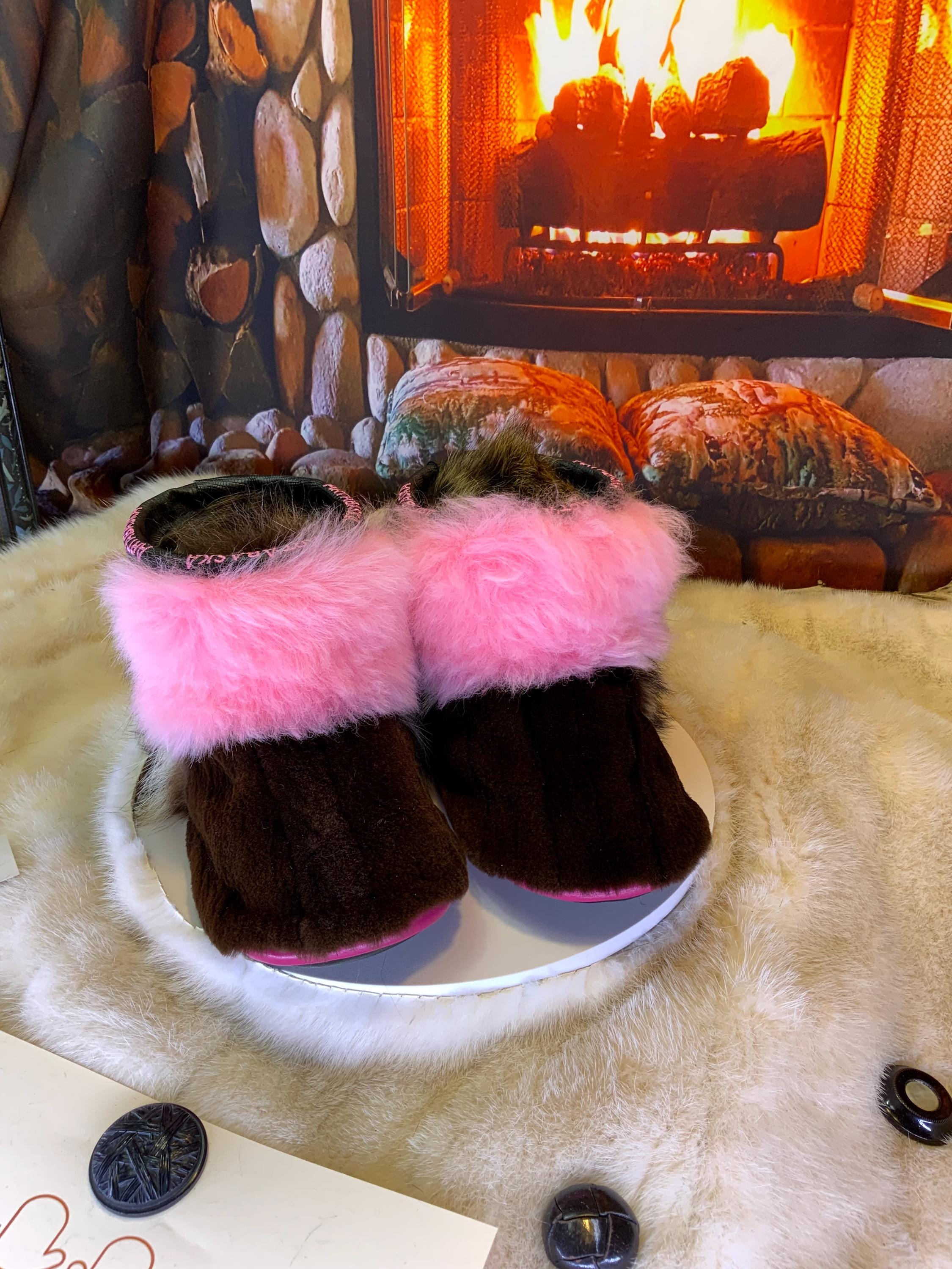 Mocassins d’intérieur Moniques 9 femme toute fourrure rose mouton vison raton recyclés cuir noir broderie ArtAbaska Québec