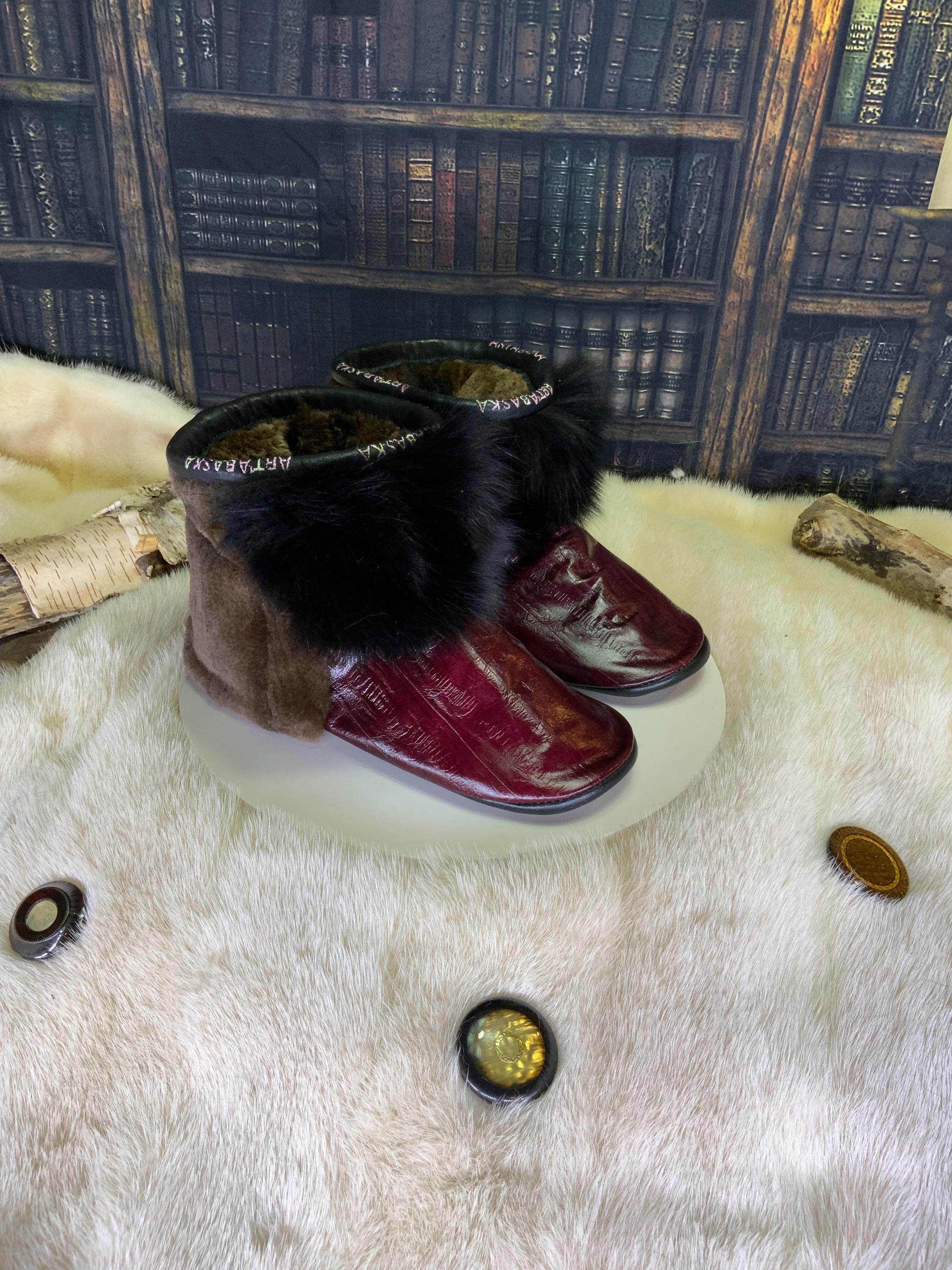 Mocassins d’intérieur Adrienne pour femme 8 en cuir italien bourgogne style anguille, vison brun rasé ultra-doux recyclé et renard noir long recyclé – faits à la main au Québec, chauds, respirants, confort de luxe, pièce unique Art’Abaska 💕
