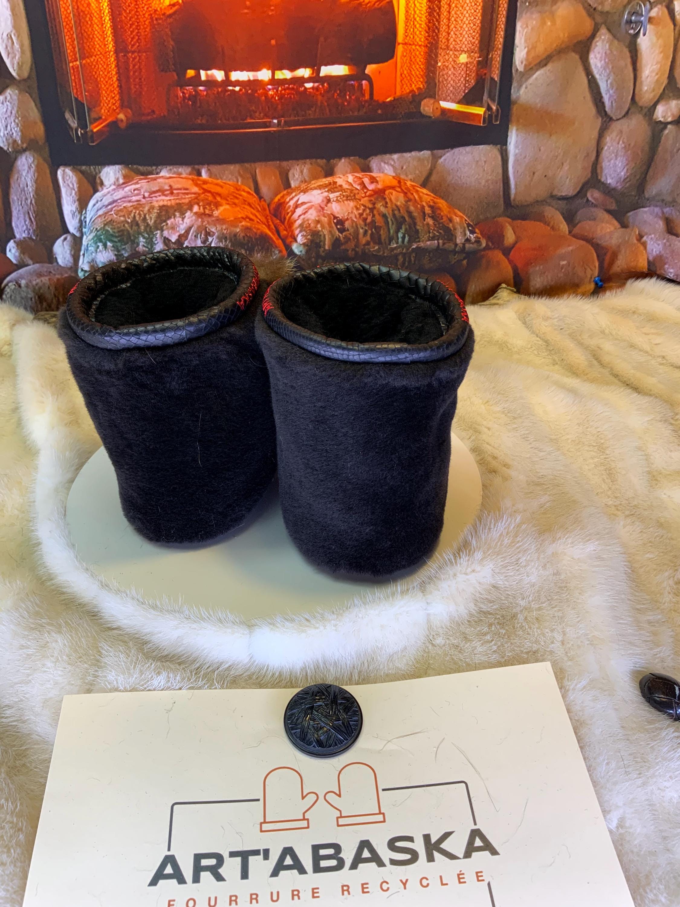 Mocassins d’intérieur Olivette 8 femme, cuir rouge brodé Mickey Mouse, fourrure recyclée, faits à la main au Québec 🐭✨