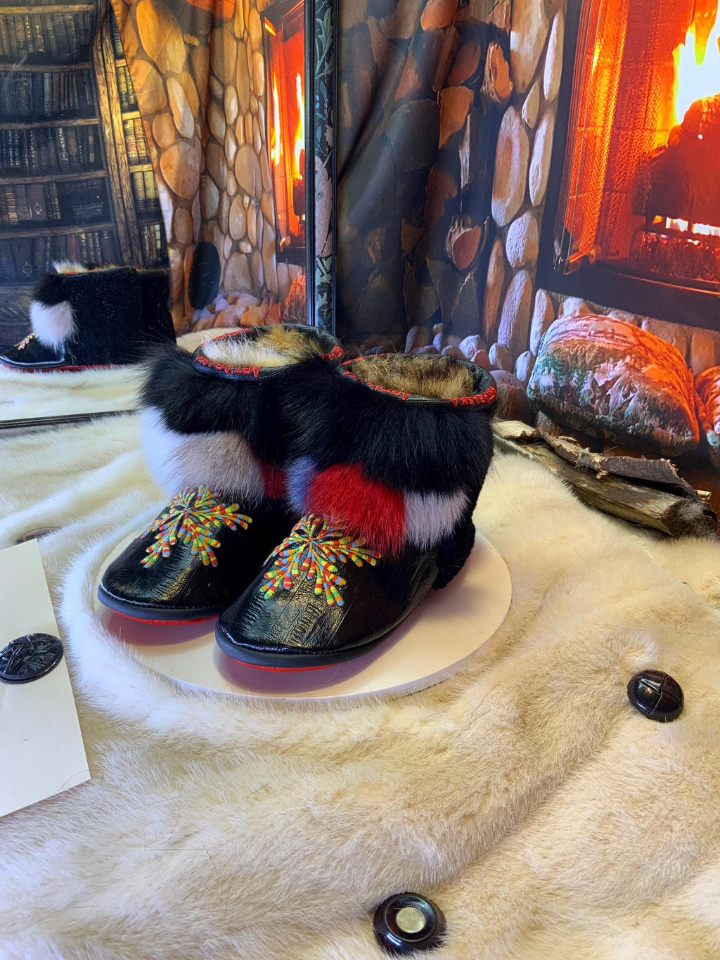 Mocassins d’intérieur Simone – 6 femme – cuir d’anguille brodé mandala coloré & patchwork de renard recyclé, pièce unique du Québec 🎨✨