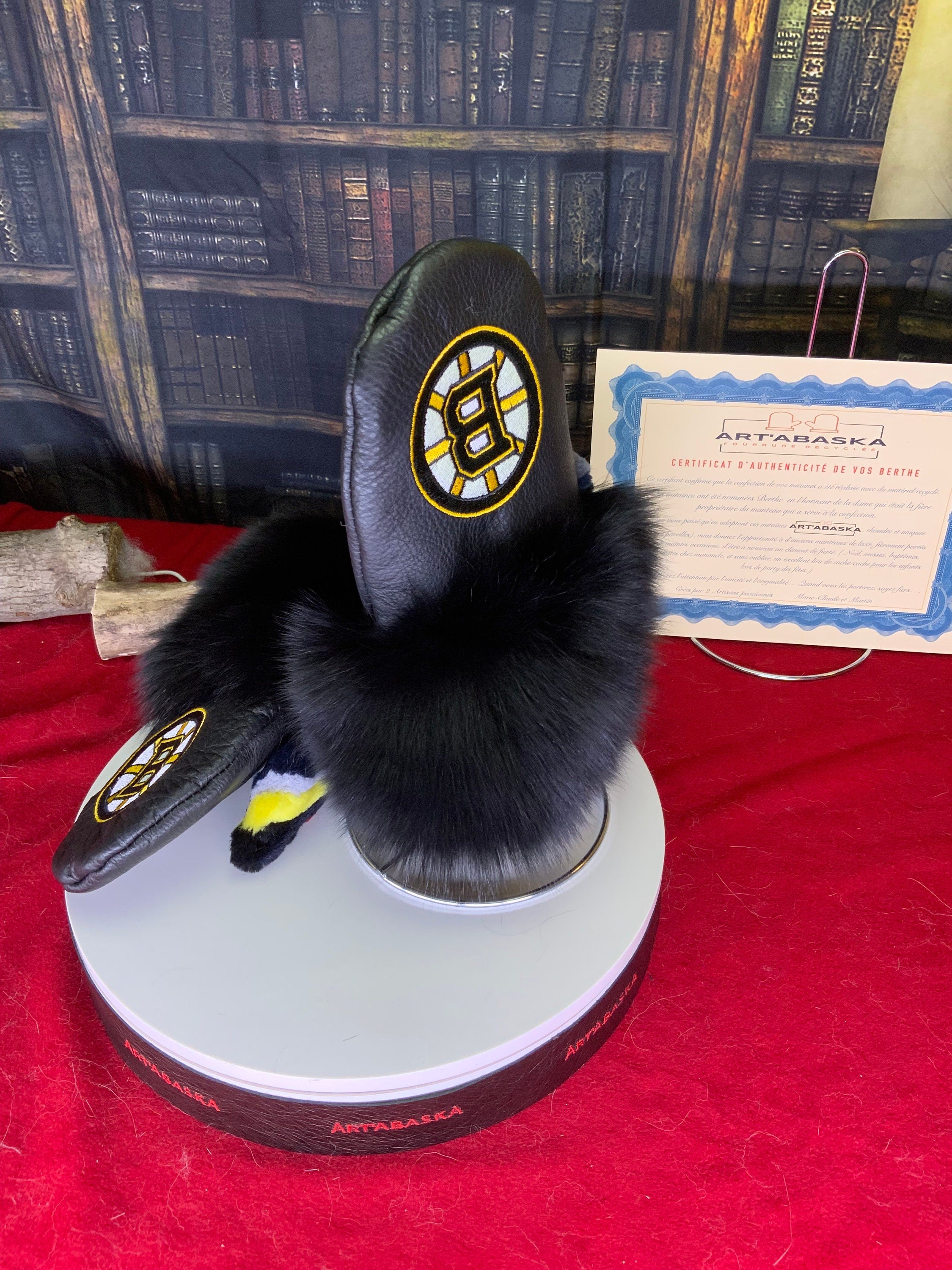 Mitaines courte en cuir et fourrure recyclés édition Bruins de Boston .  Grandeur XL. Les Berthe