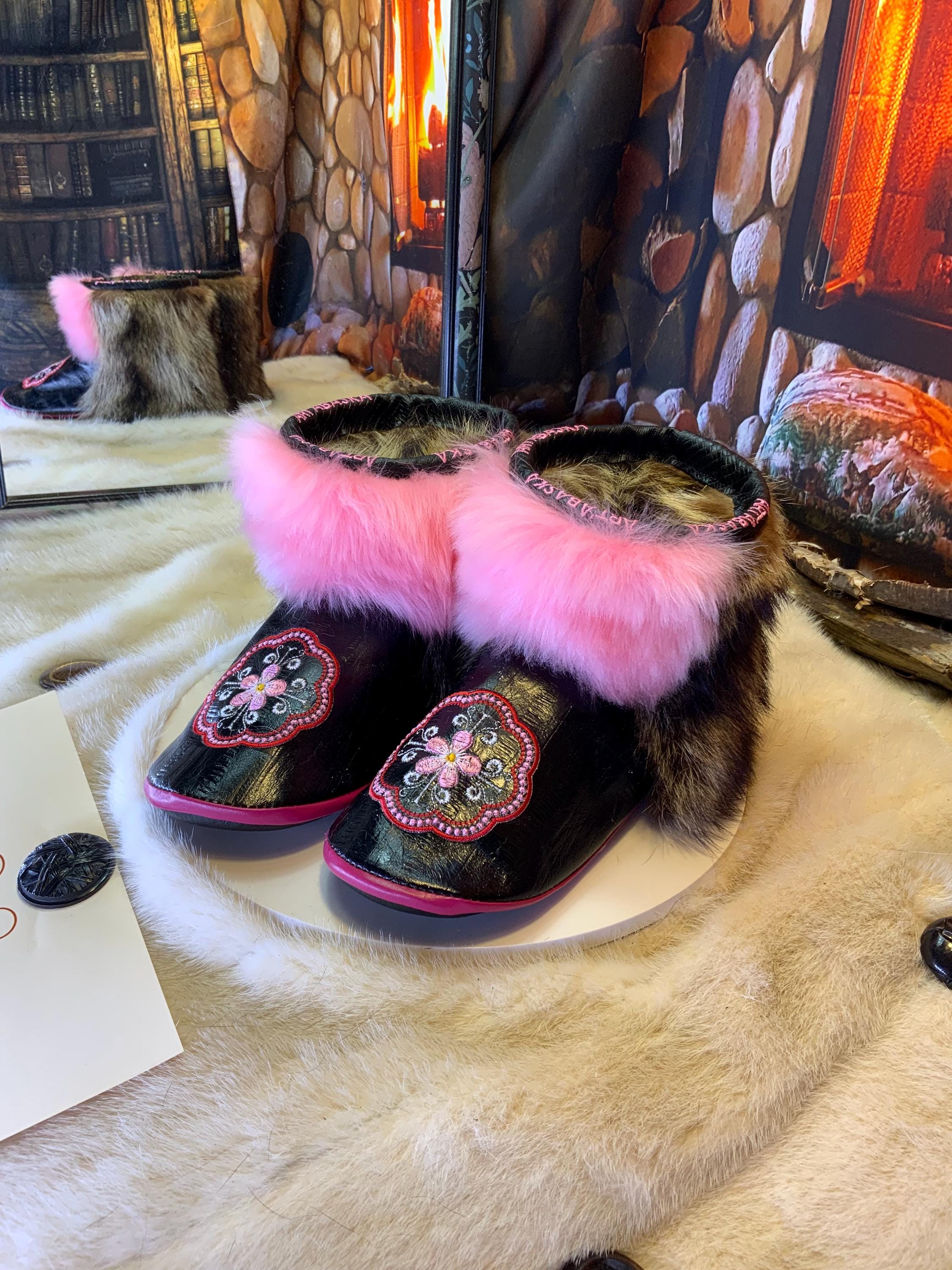 Mocassins d’intérieur Aline pour femme 8 en cuir d’anguille noir brodé mandala rose, mouton naturel rose vif et raton brun naturel recyclé – faits à la main au Québec, respirants, confort de luxe, pièce unique Art’Abaska 💕✨