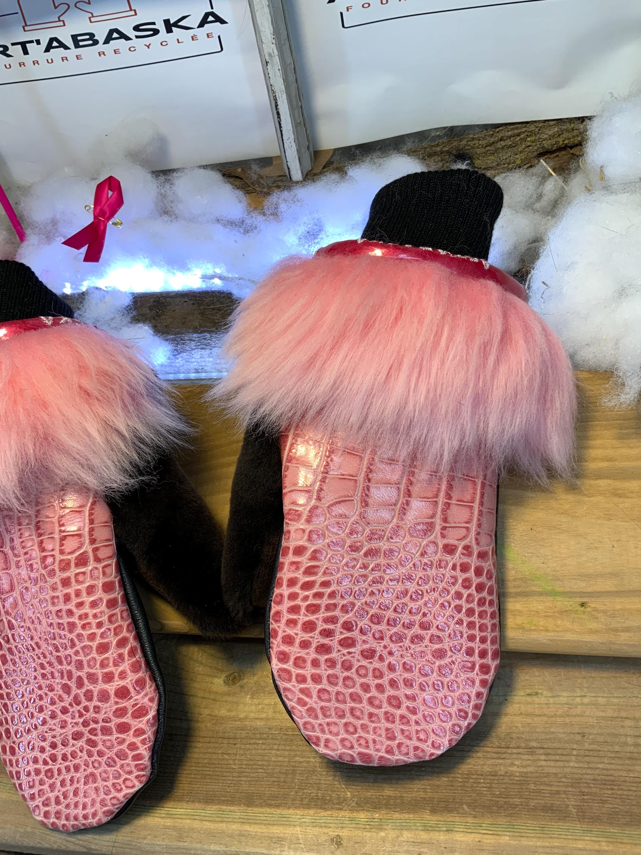 Mitaines de ville Antoinette faites à la main au Québec en fourrure recyclée avec cuir texturé rose grandeur Large