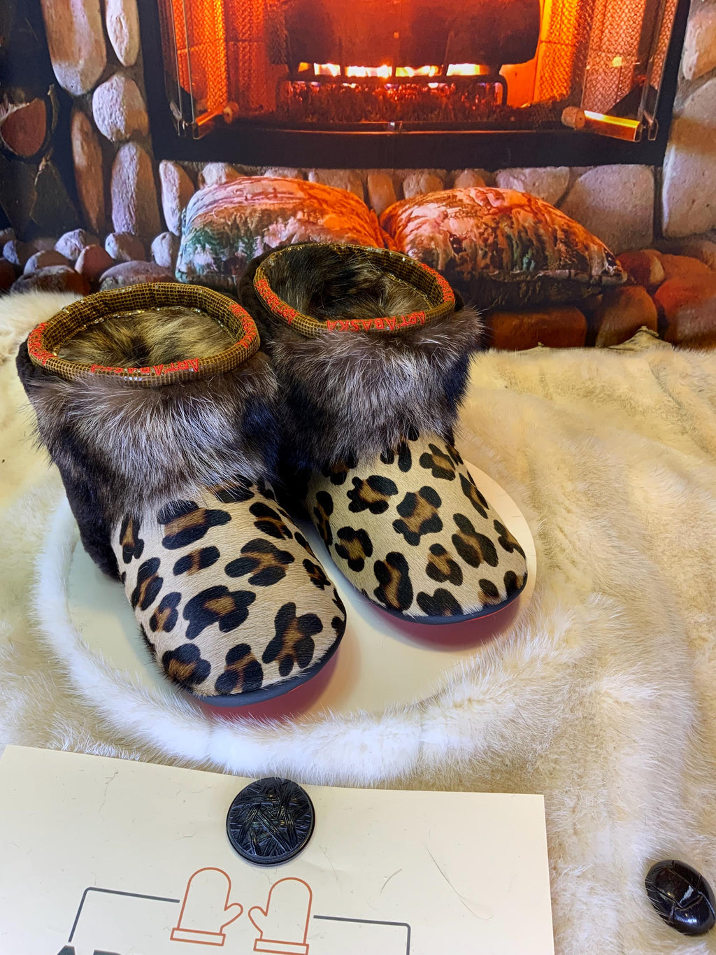 Mocassins d’intérieur Hélène 9 femme, cuir léopard recyclé, fourrure recyclée, faits à la main au Québec 🐆✨