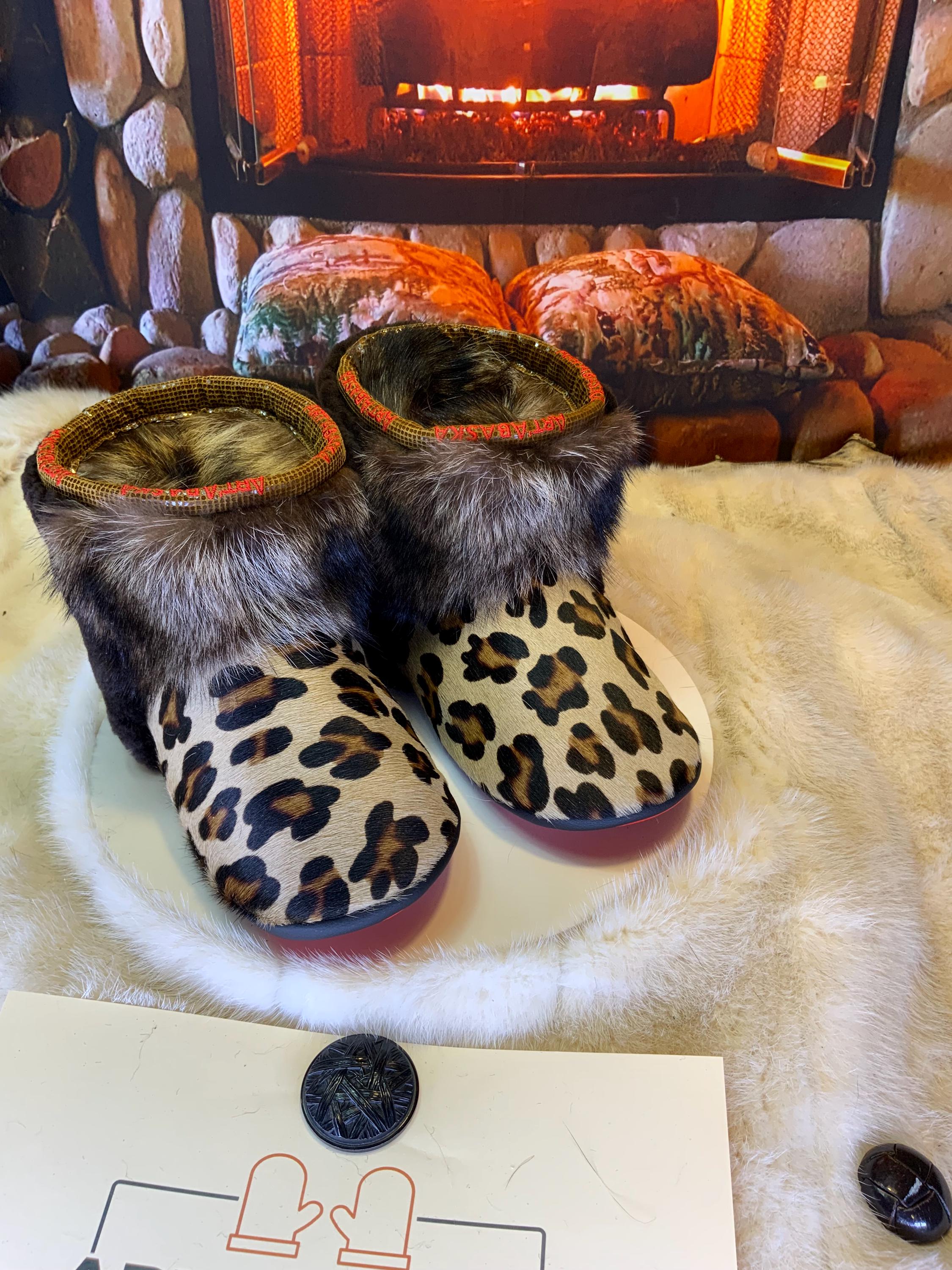 Mocassins d’intérieur Hélène 9 femme, cuir léopard recyclé, fourrure recyclée, faits à la main au Québec 🐆✨