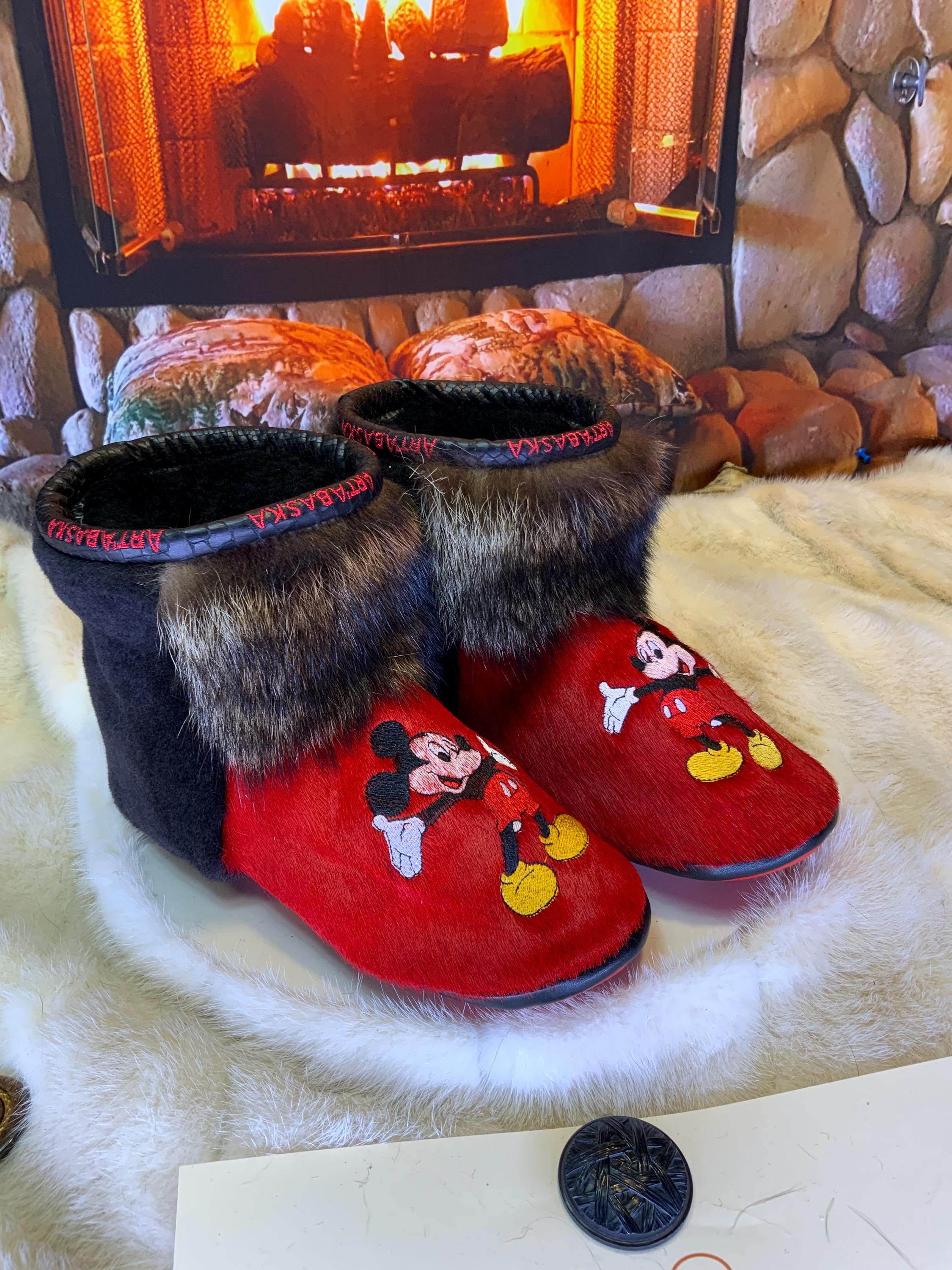 Mocassins d’intérieur Olivette 8 femme, cuir rouge brodé Mickey Mouse, fourrure recyclée, faits à la main au Québec 🐭✨
