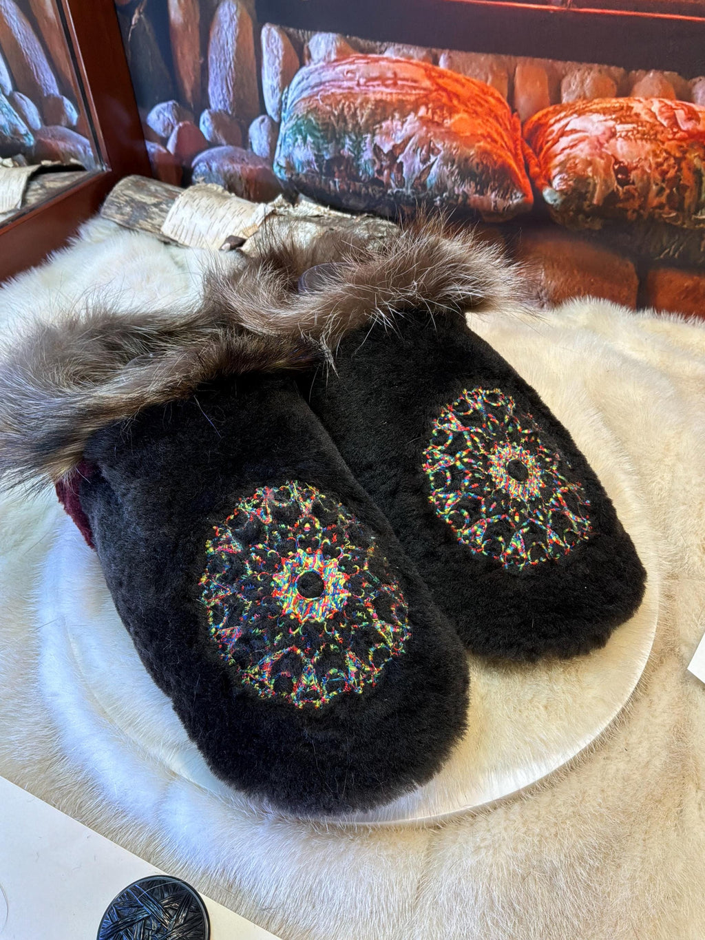Slipper Josée pointure 10 femme – Sherling italien & cuir recyclé, pièce unique faite à la main au Québec Édition Brodée