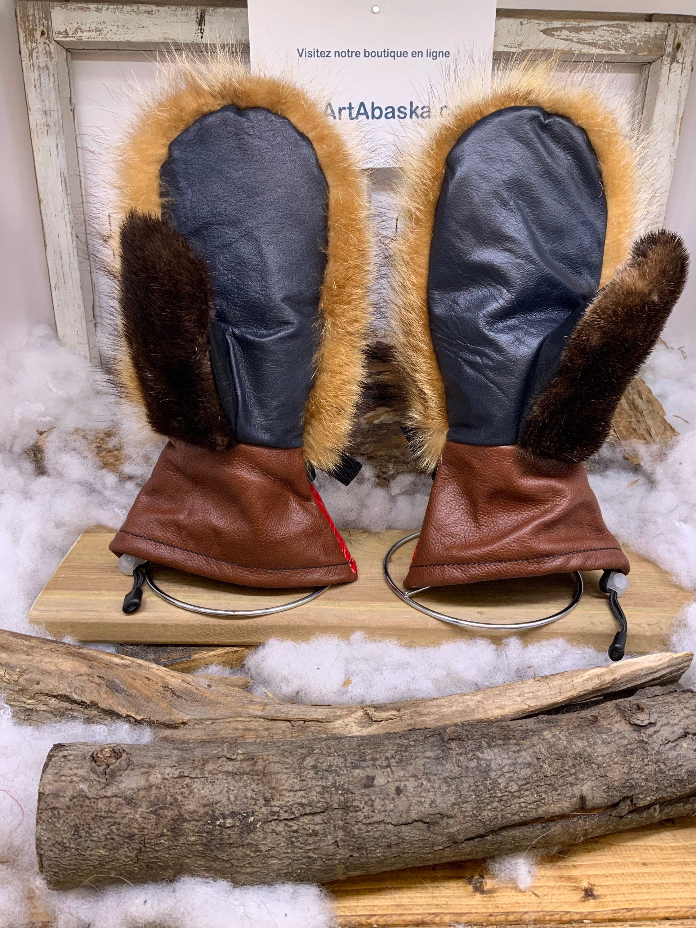 Mitaines Les Carmen – Médium, raton beige crème et cuir rouge embossé recyclés, fait à la main au Québec, pièce unique artisanale
