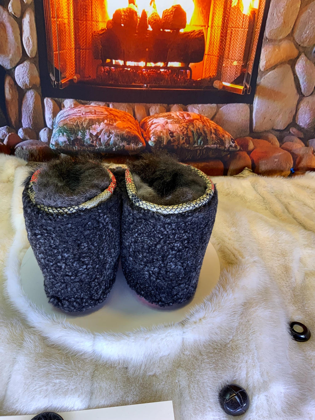 Mocassins d’intérieur Ursula 8 femme, cuir recyclé imprimé zèbre, opossum noir recyclé, faits à la main au Québec 🦓✨