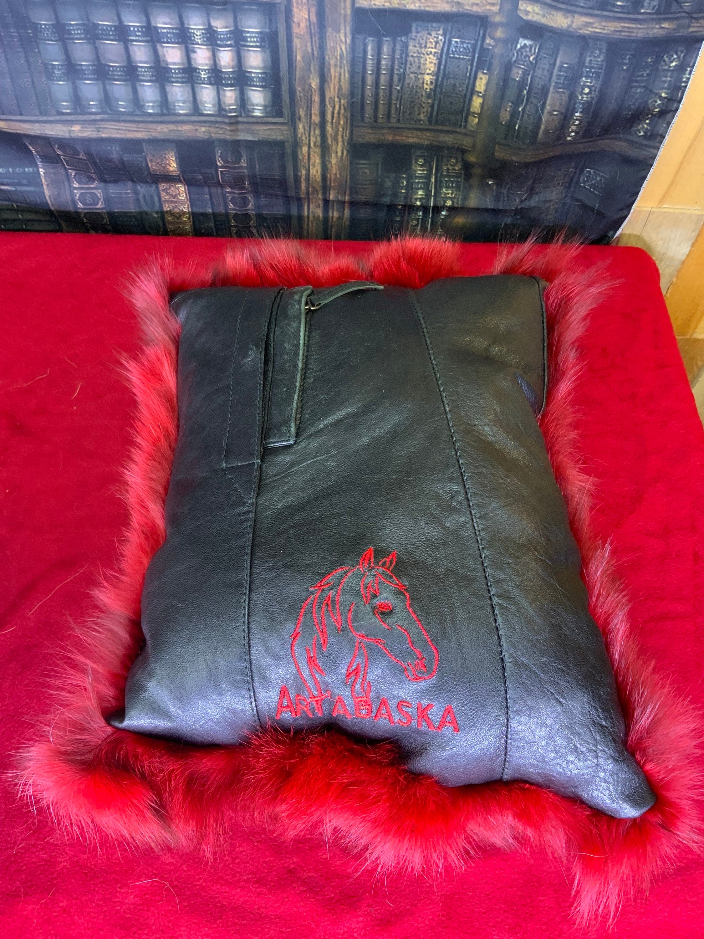 Coussin décoratif en fourrure recyclée en renard cousus en lanières rouge