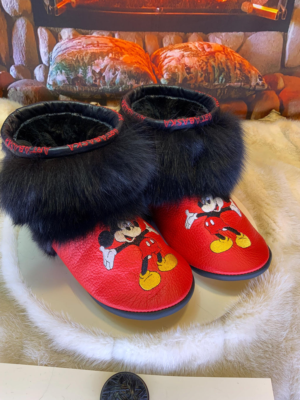 Mocassins d’intérieur Lorraine 7 femme, cuir rouge brodé Mickey Mouse, fourrure recyclée, faits à la main au Québec 🐭✨