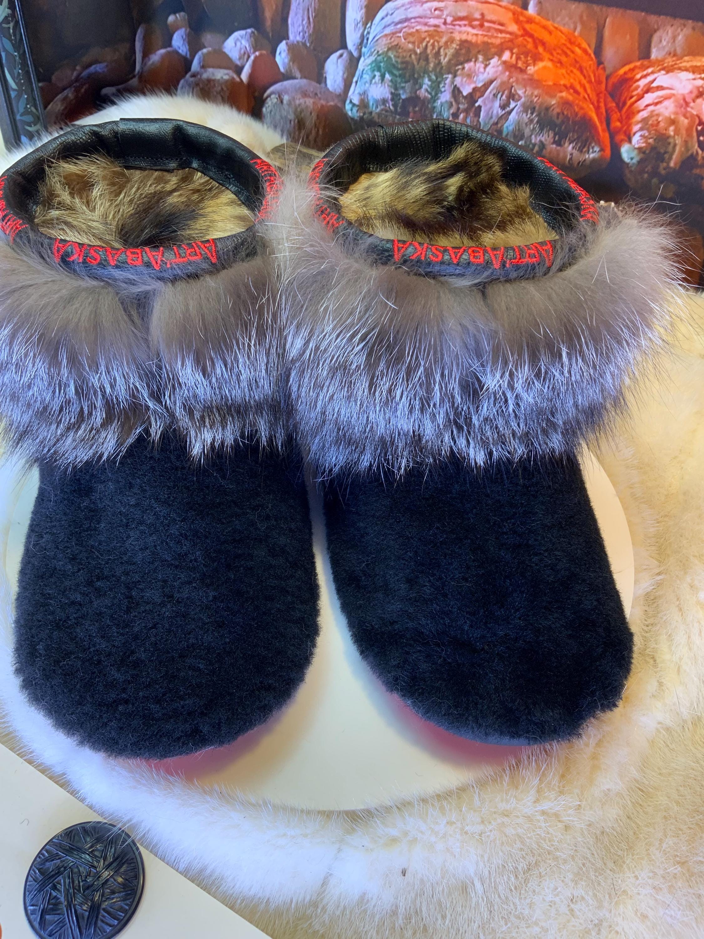 Mocassins d’intérieur Cécile 7 femme, tout fourrure recyclée mouton noir & renard cristal, faits à la main au Québec ✨🖤🤍