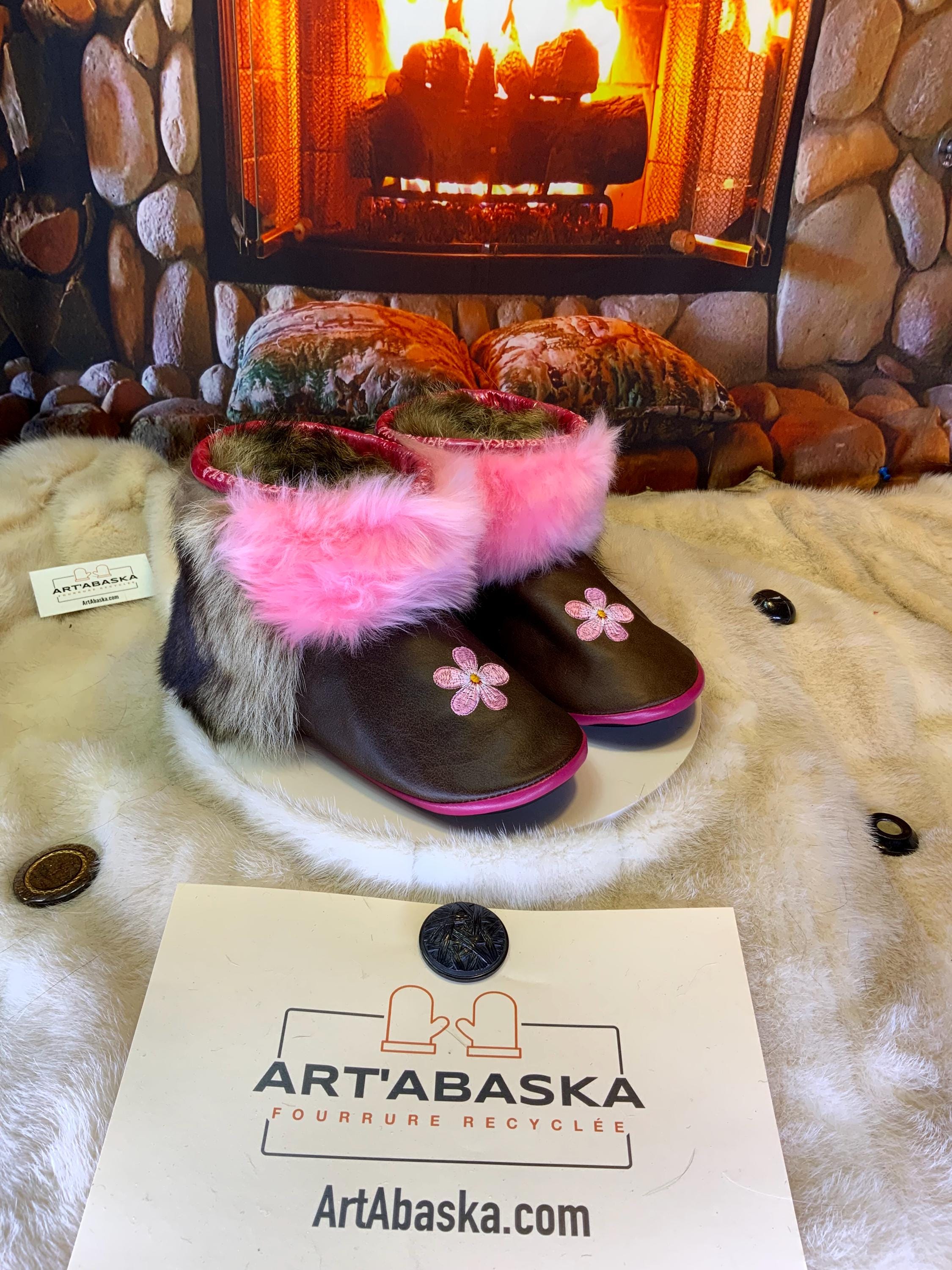 Mocassins d’intérieur Les Rita – 9 femme – cuir italien brun café brodé marguerite rose & fourrures recyclées fait main Québec