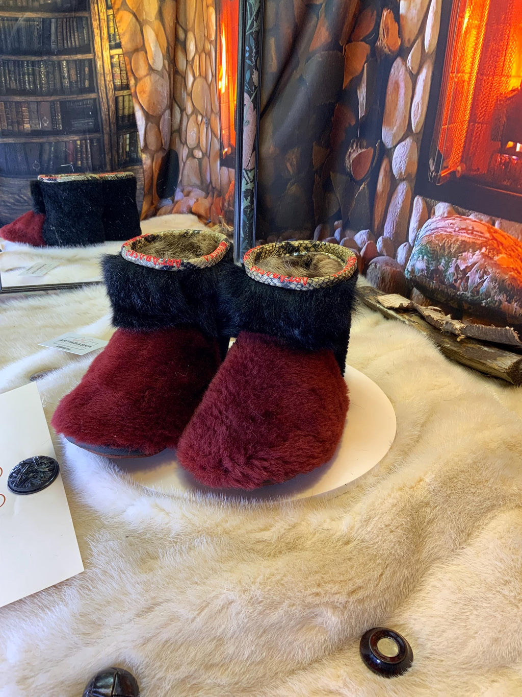 Mocassins d’intérieur Violette – 7 femme – édition toute fourrure en mouton bourgogne, opossum noir & mouton frisé recyclés, semelle brune, faits à la main au Québec ✨🌸