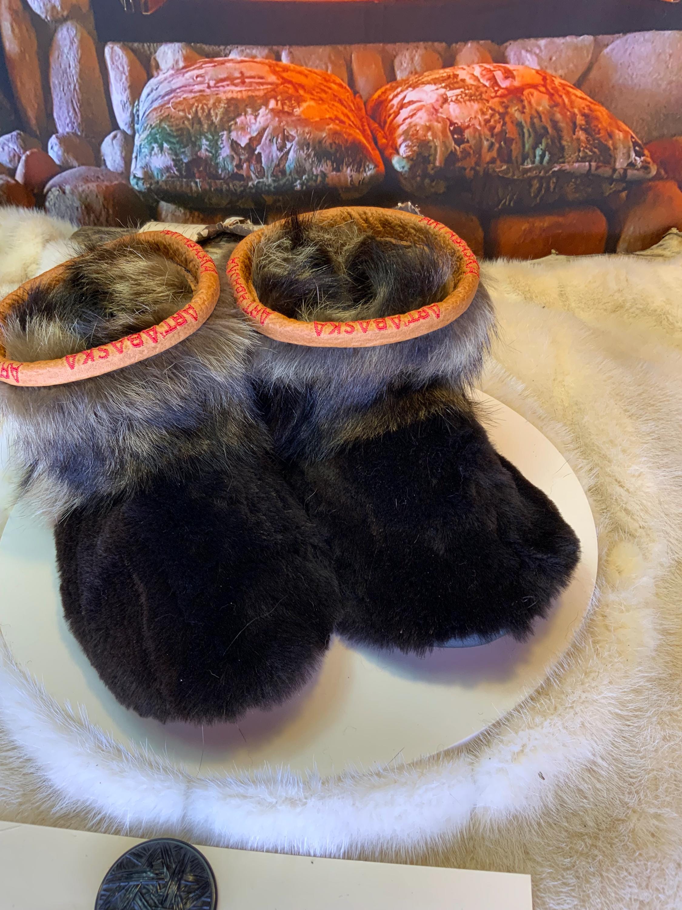 Mocassins d’intérieur Nicole – 5 femme – édition tout en fourrure recyclée en castor & raton, semelle brune, faits à la main au Québec ✨🤎