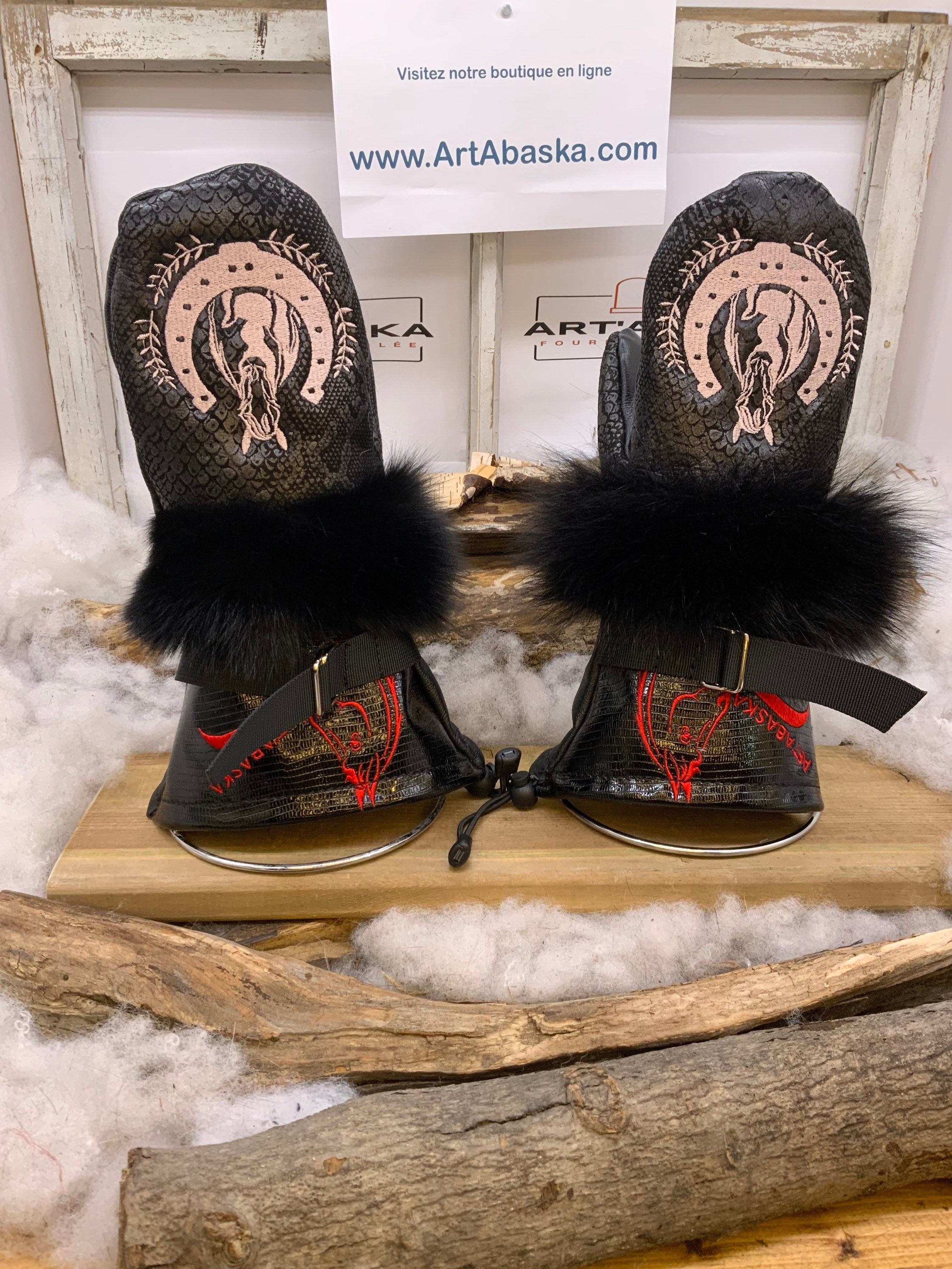 Mitaines Les Anne – Medium, cuir et fourrure recyclés noirs, broderie cheval, fait à la main au Québec