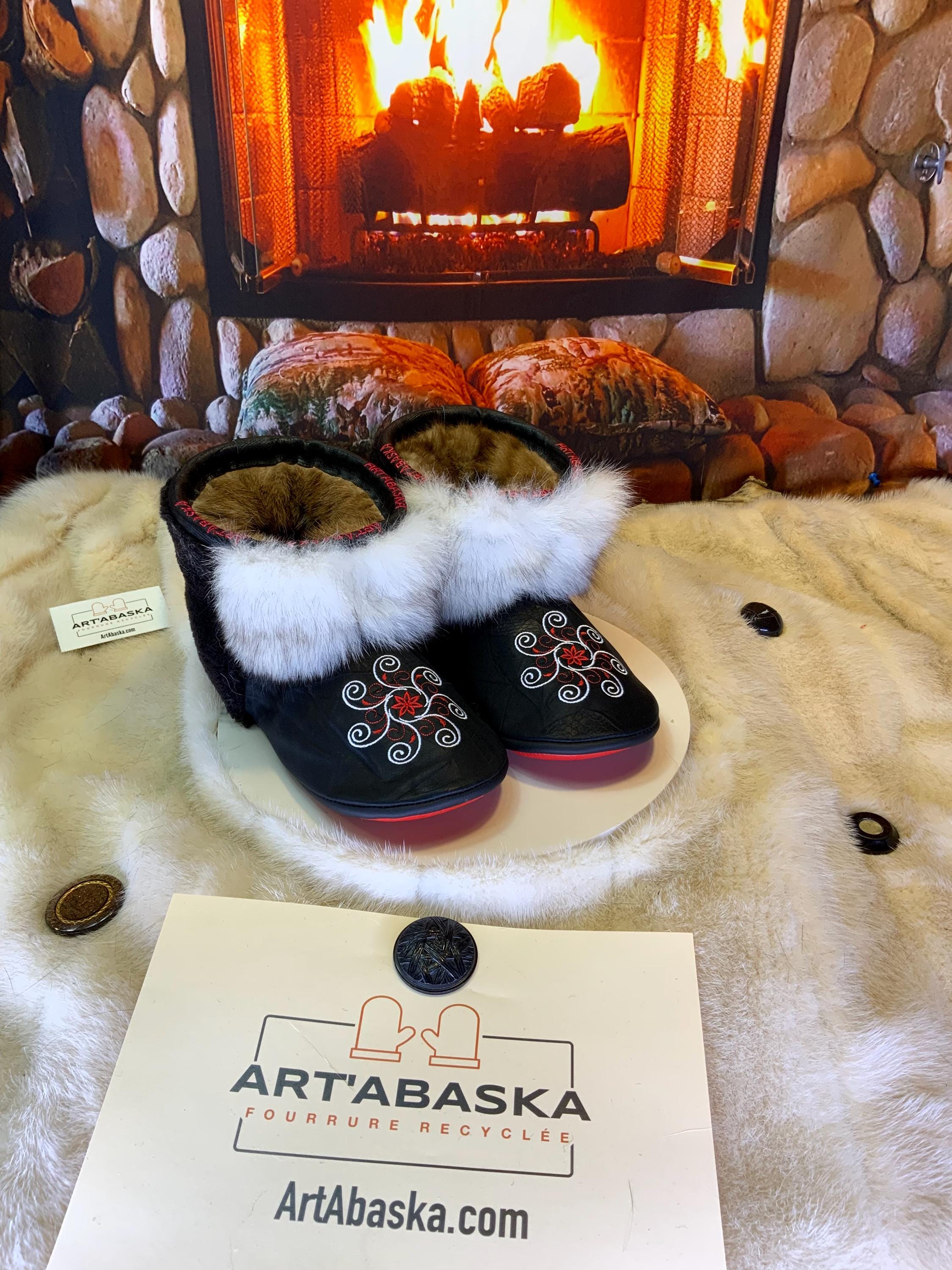 Mocassins d’intérieur Les Claudette – 10 femme – cuir imprimé brodé mandala rouge blanc & renard norvégien recyclé Québec