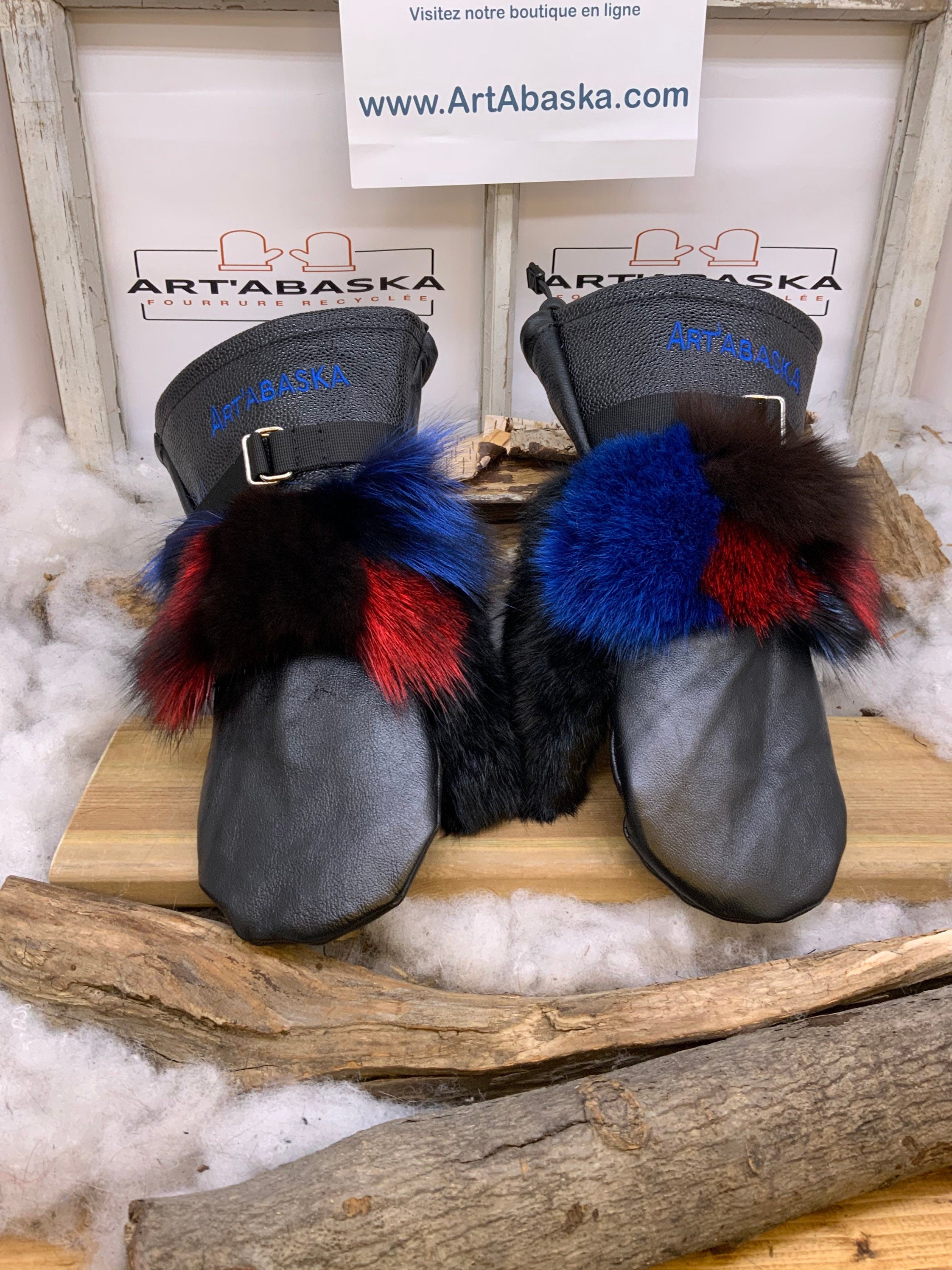 Mitaines Françoise Large cuir noir embossé lézard renard patchwork lapin noir broderie bleue ArtAbaska fait à la main Québec unique chaude