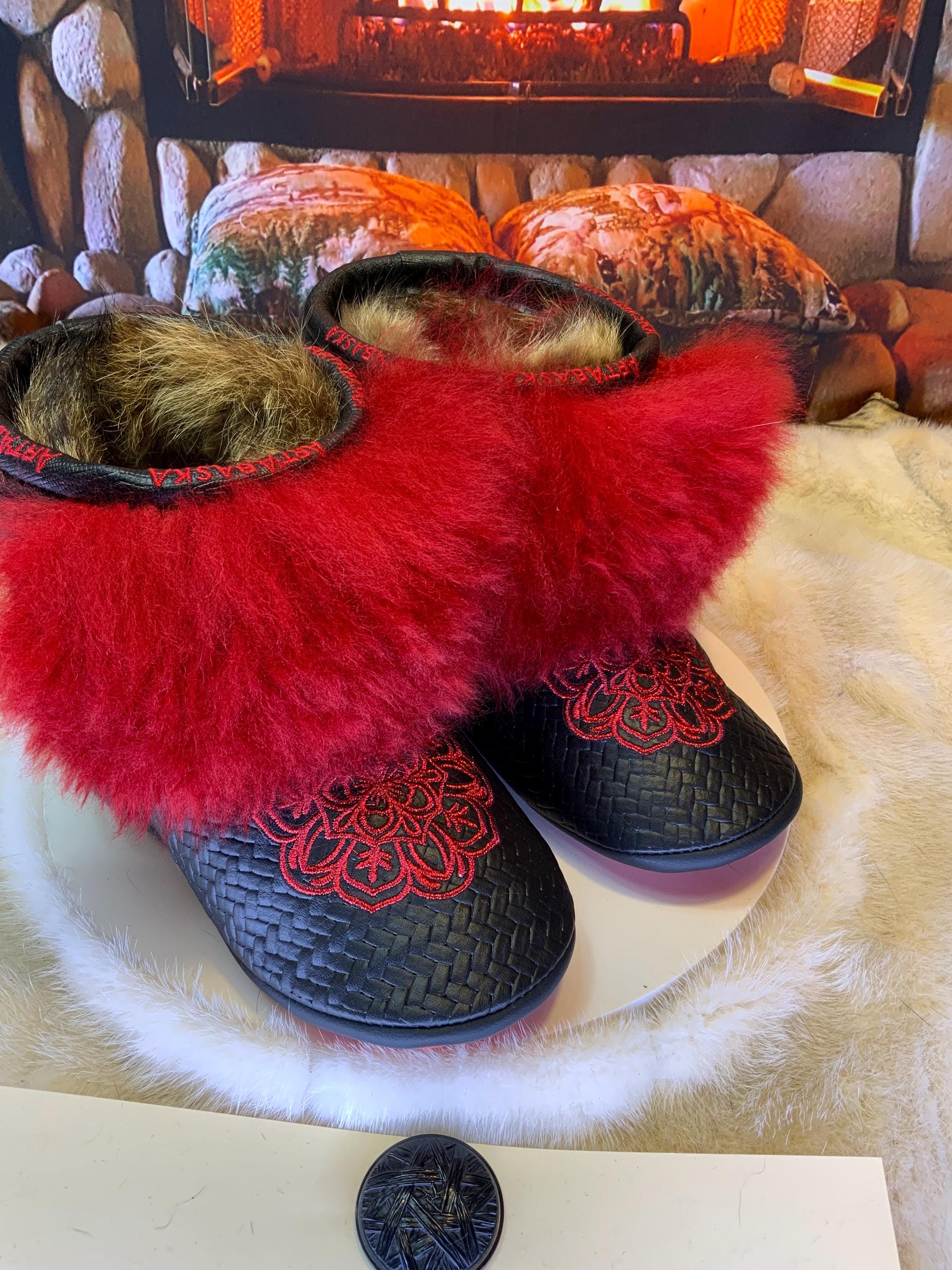 Mocassins d’intérieur Maria – 9 femme – cuir italien chevron brodé mandala rouge en fil de métal, fourrure recyclée & semelle rouge, faits à la main au Québec ✨❤️🌟