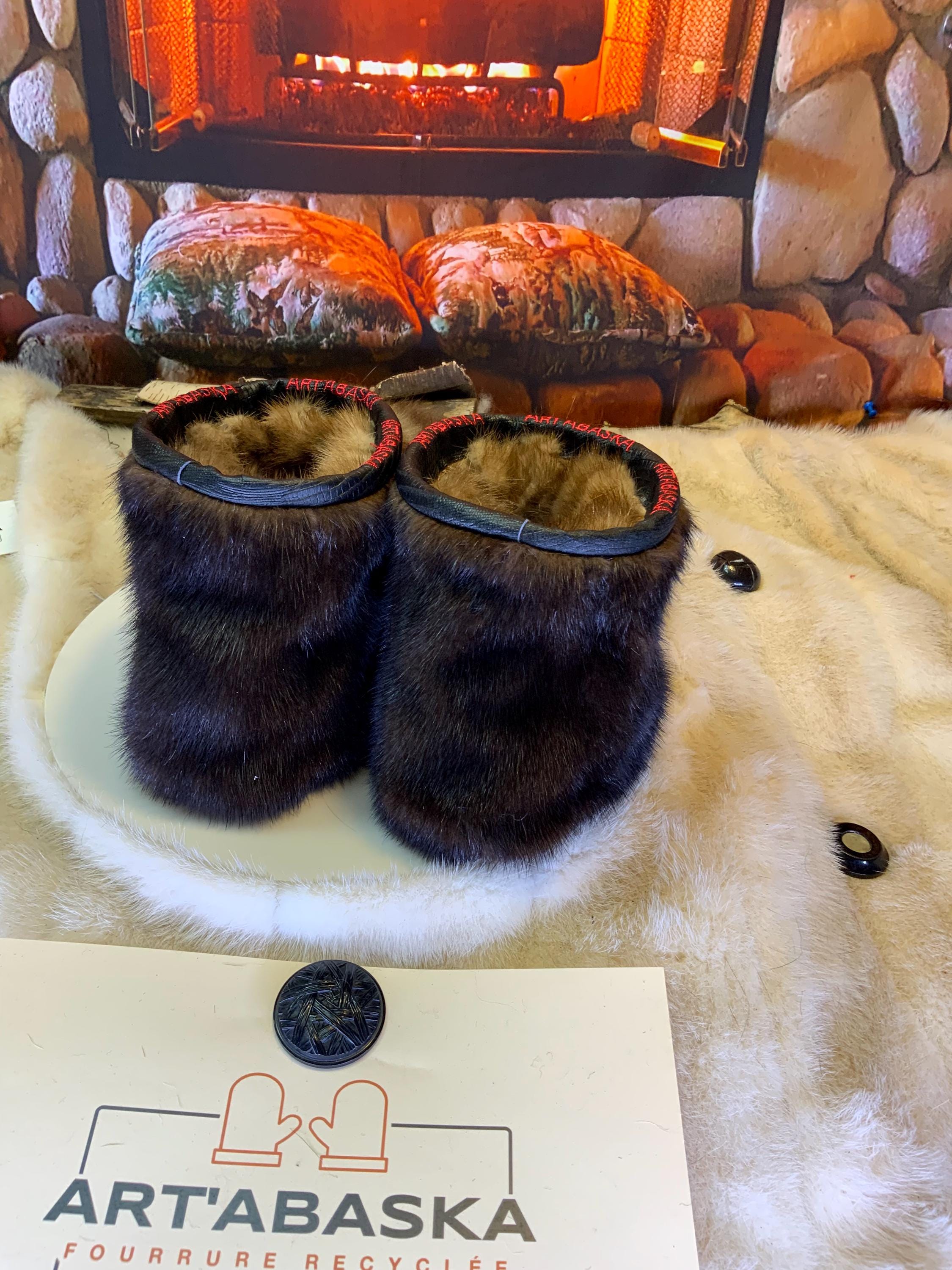 Mocassins d’intérieur Les Charlotte – 10 femme – cuir d’anguille bourgogne & fourrures recyclées, exclusivité artisanale Québec