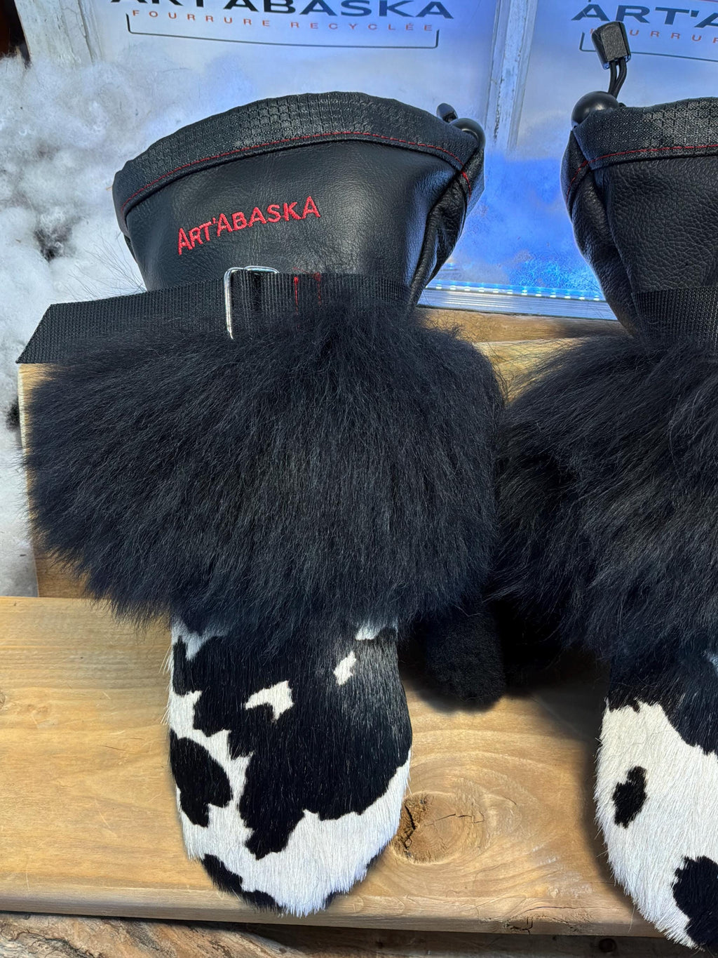 Mitaines Mariette Small peau de vache recyclée noir et blanc avec bande de mouton noir, cuir italien noir, fait à la main au Québec