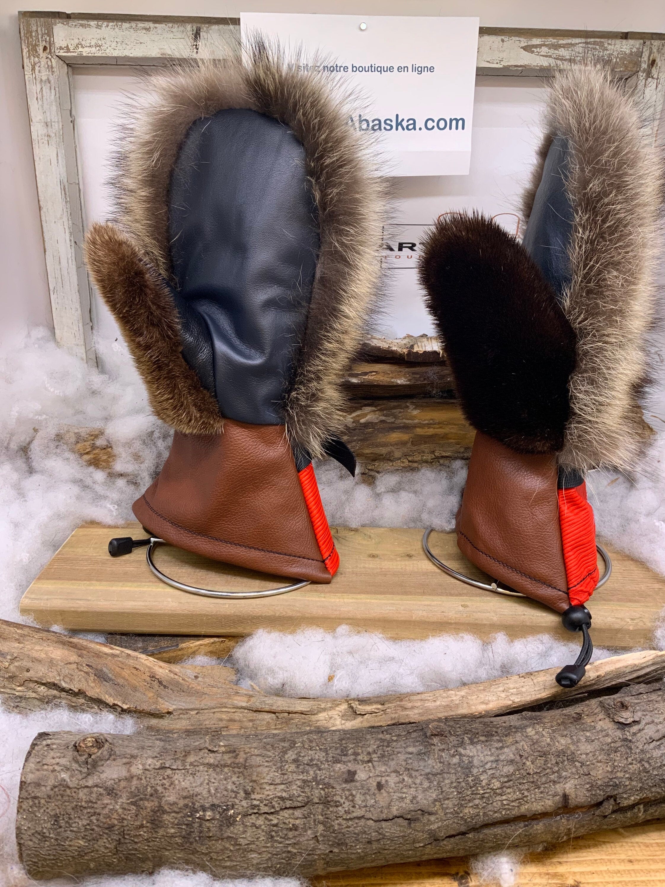 Mitaines Les Claudette – Médium, raton laveur et vison recyclés avec cuir embossé rouge, fait à la main au Québec, pièce unique artisanale