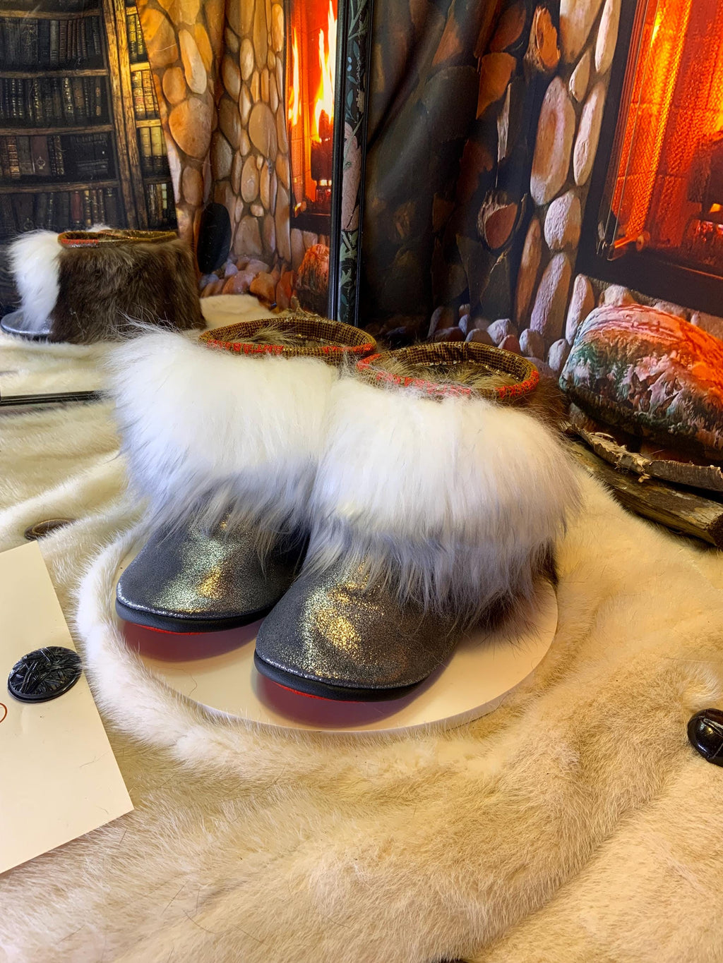 Mocassins d’intérieur Colombe pour 8 femme en cuir argenté brillant, mouton naturel blanc et raton naturel recyclé – faits à la main au Québec, respirants, confort de luxe, pièce unique Art’Abaska ✨🤍