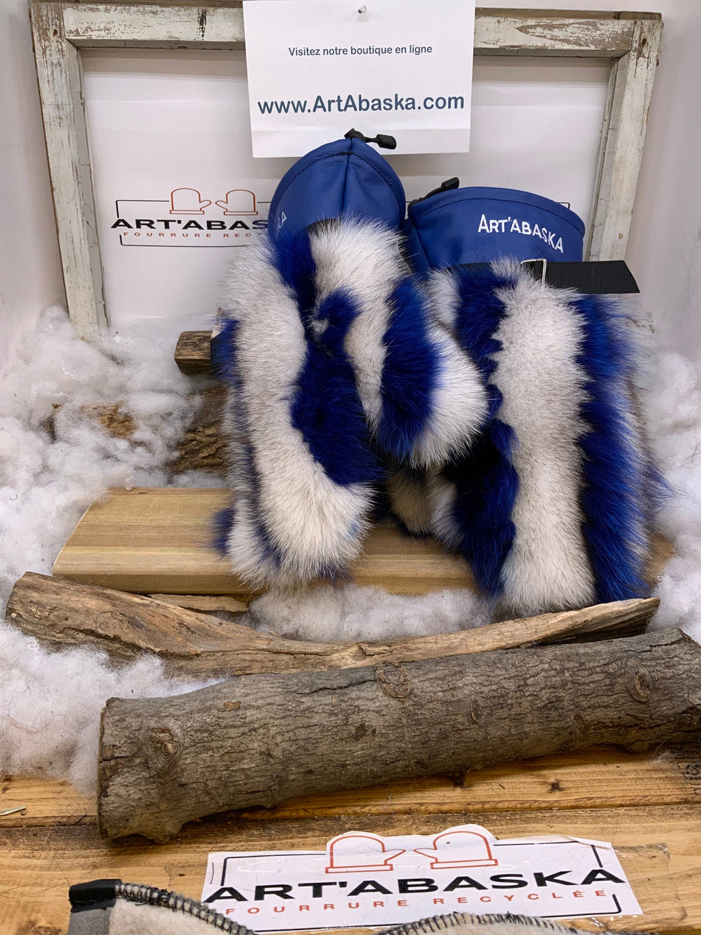 Mitaines Germaine Large – Édition artistique patchwork renard bleu norvégien cousu une à une, cuir bleu & rouge – fait main Québec