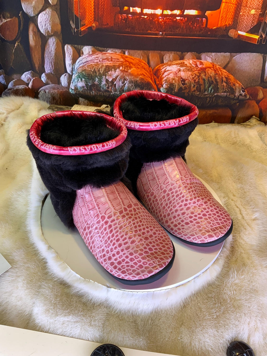 Mocassins d’intérieur Johanne 8 femme, cuir croco rose recyclé et castor rasé recyclé, faits à la main au Québec 💗✨