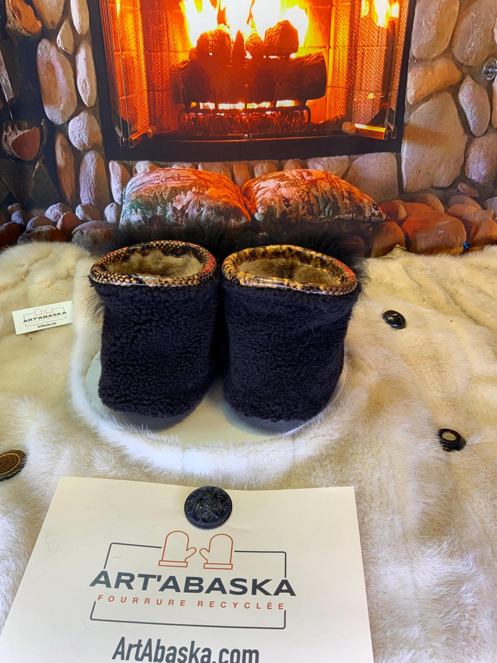 Mocassins d’intérieur Les Monique – 10 femme – peau de vache léopard & mouton recyclé pleine longueur, cuir noir Québec artisanal