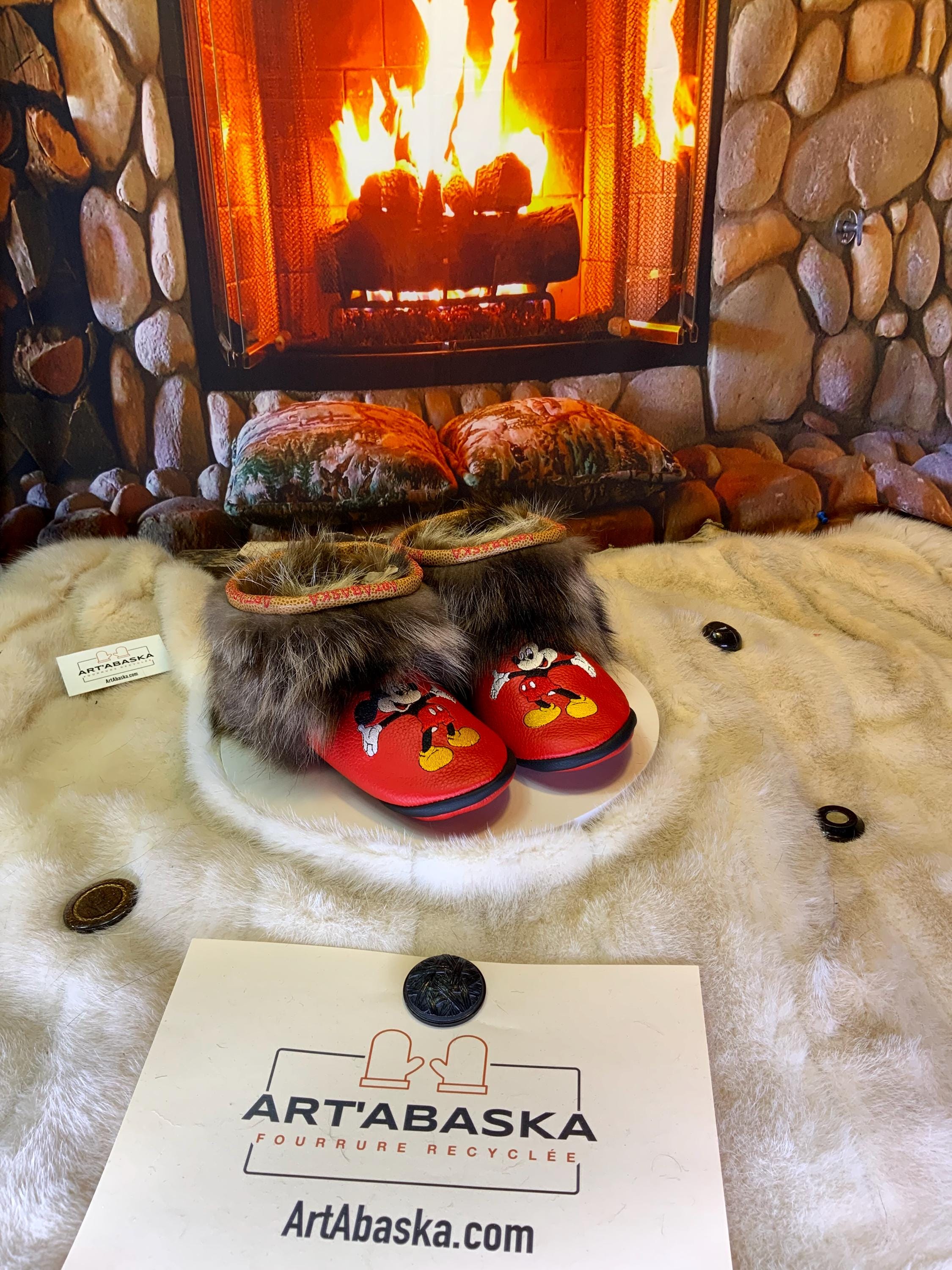 Mocassins d’intérieur Margot – 6 femme – cuir italien recyclé rouge vif brodé Mickey Mouse en miroir, édition artistique unique ✨❤️