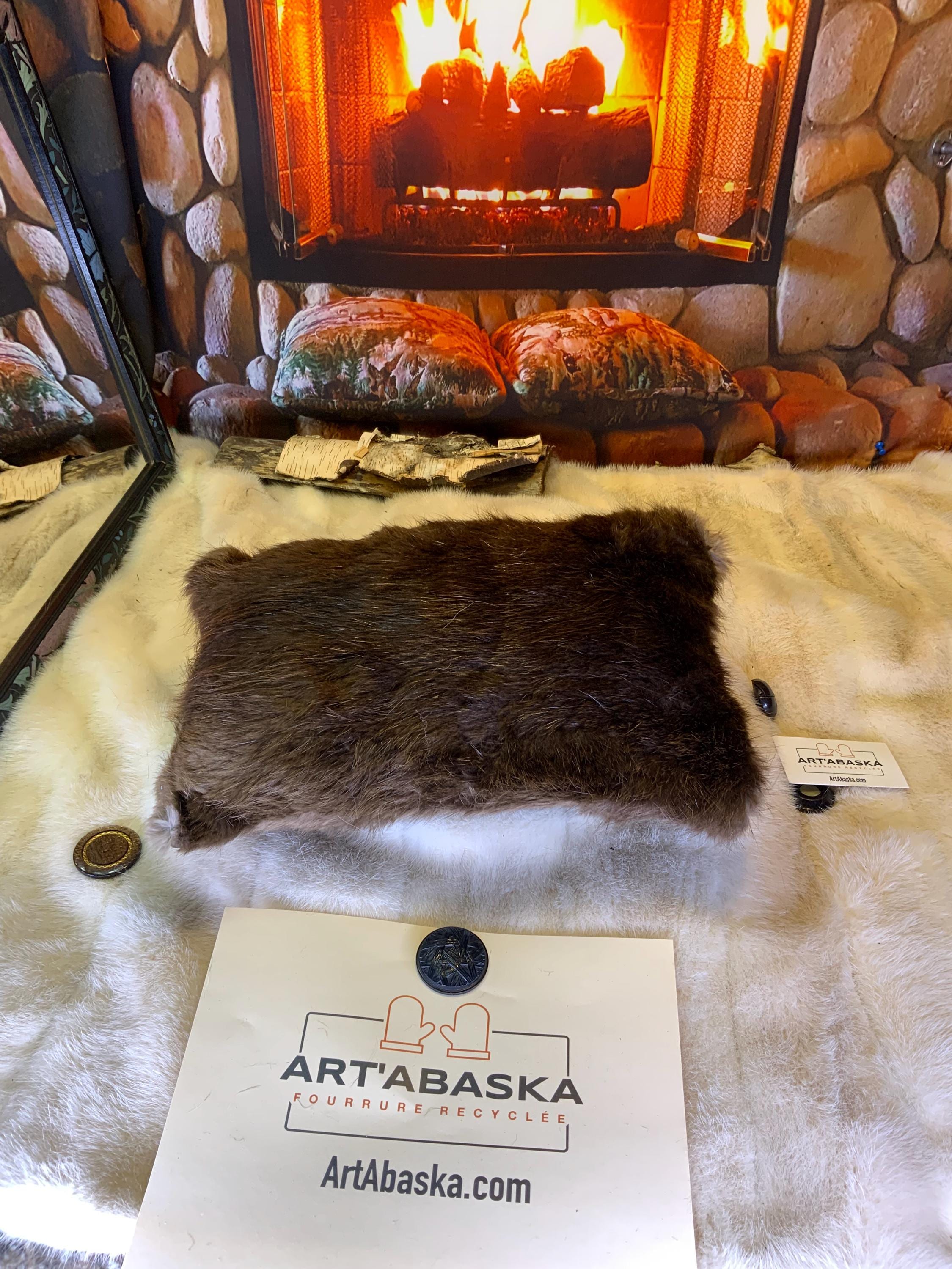 Coussin en fourrure recyclée – cuir & broderie, pièce unique faite à la main au Québec